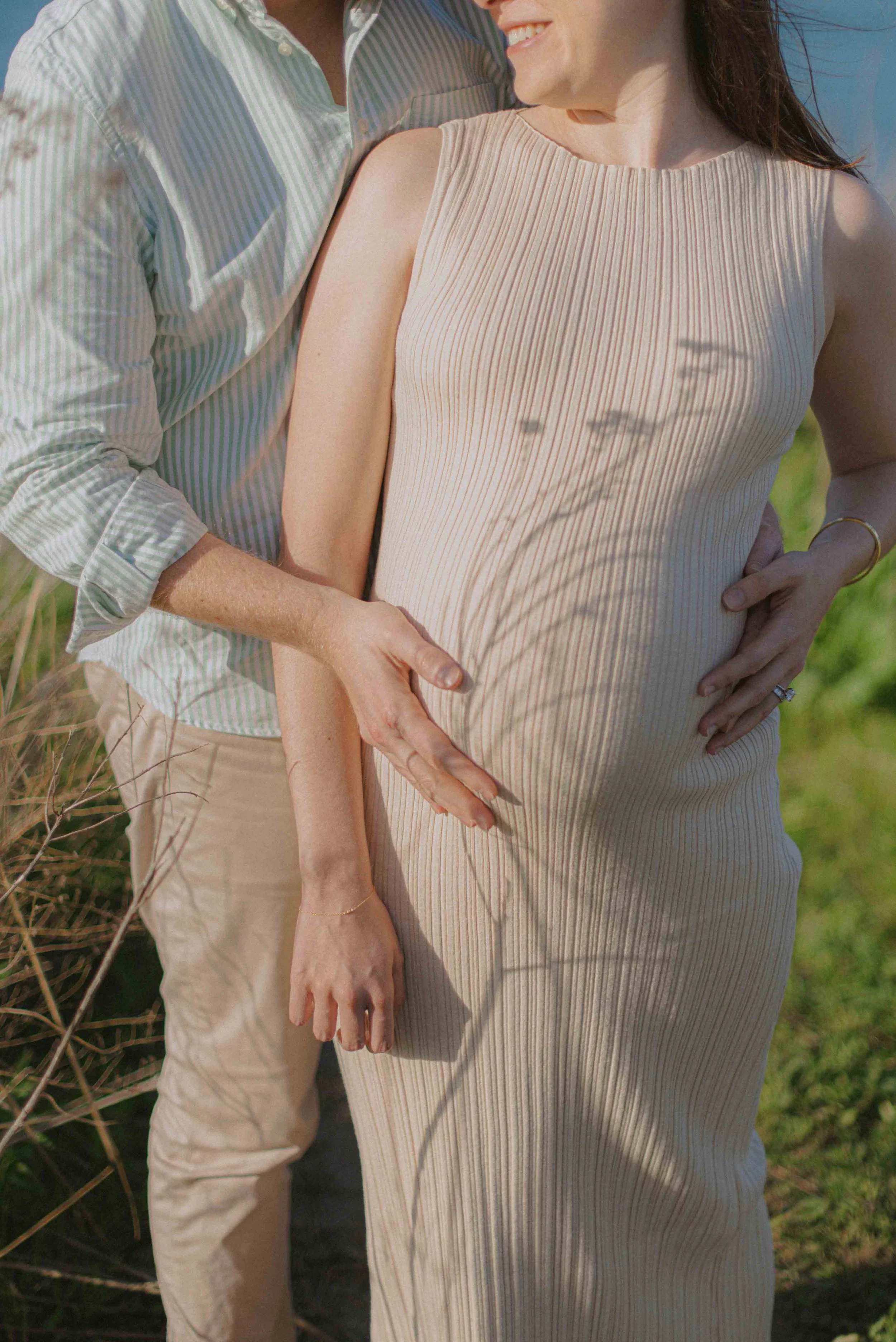 paarshooting-babybauch-detail-licht-schatten.jpg