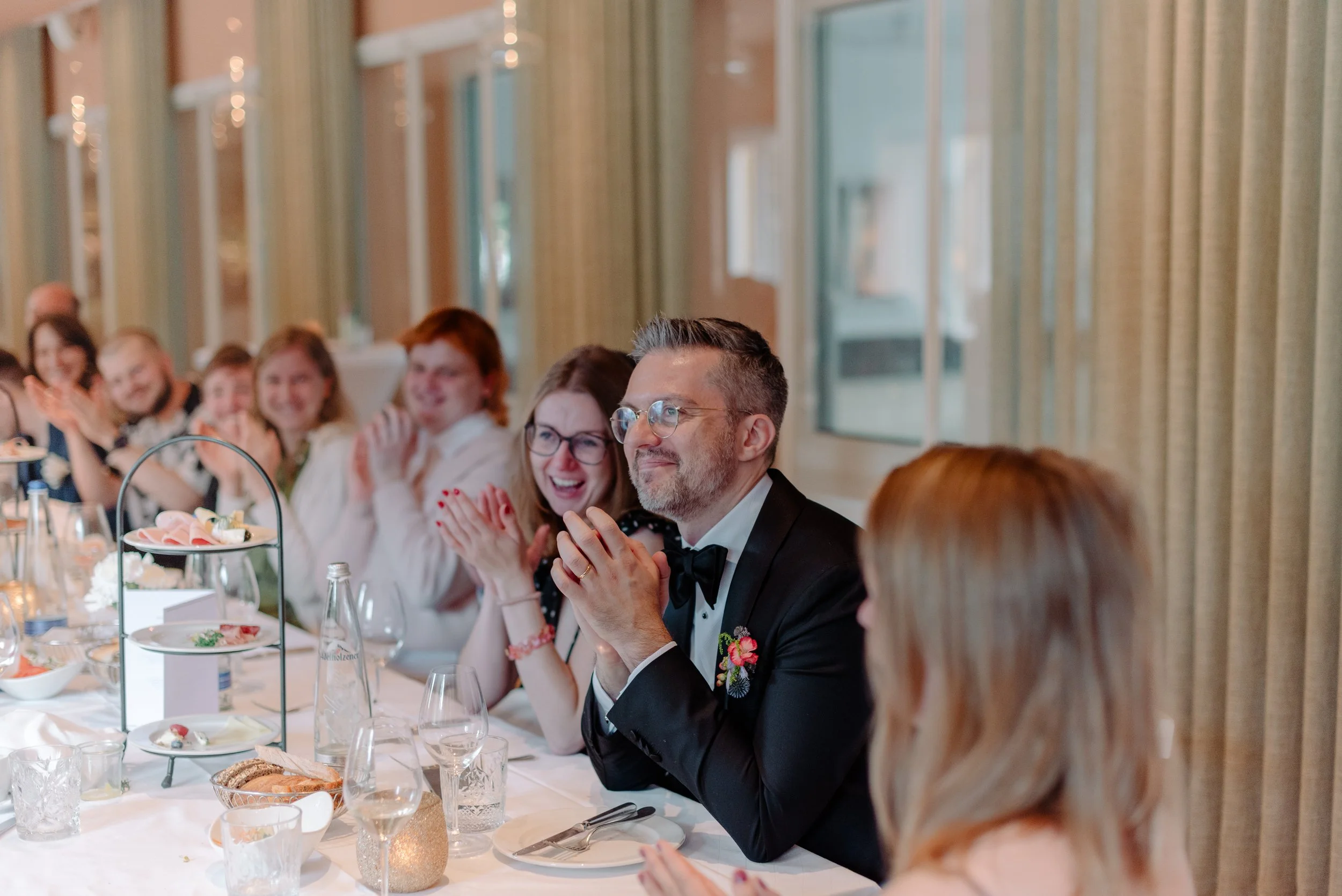 hochzeitsgaeste-applaudieren-rede.jpg
