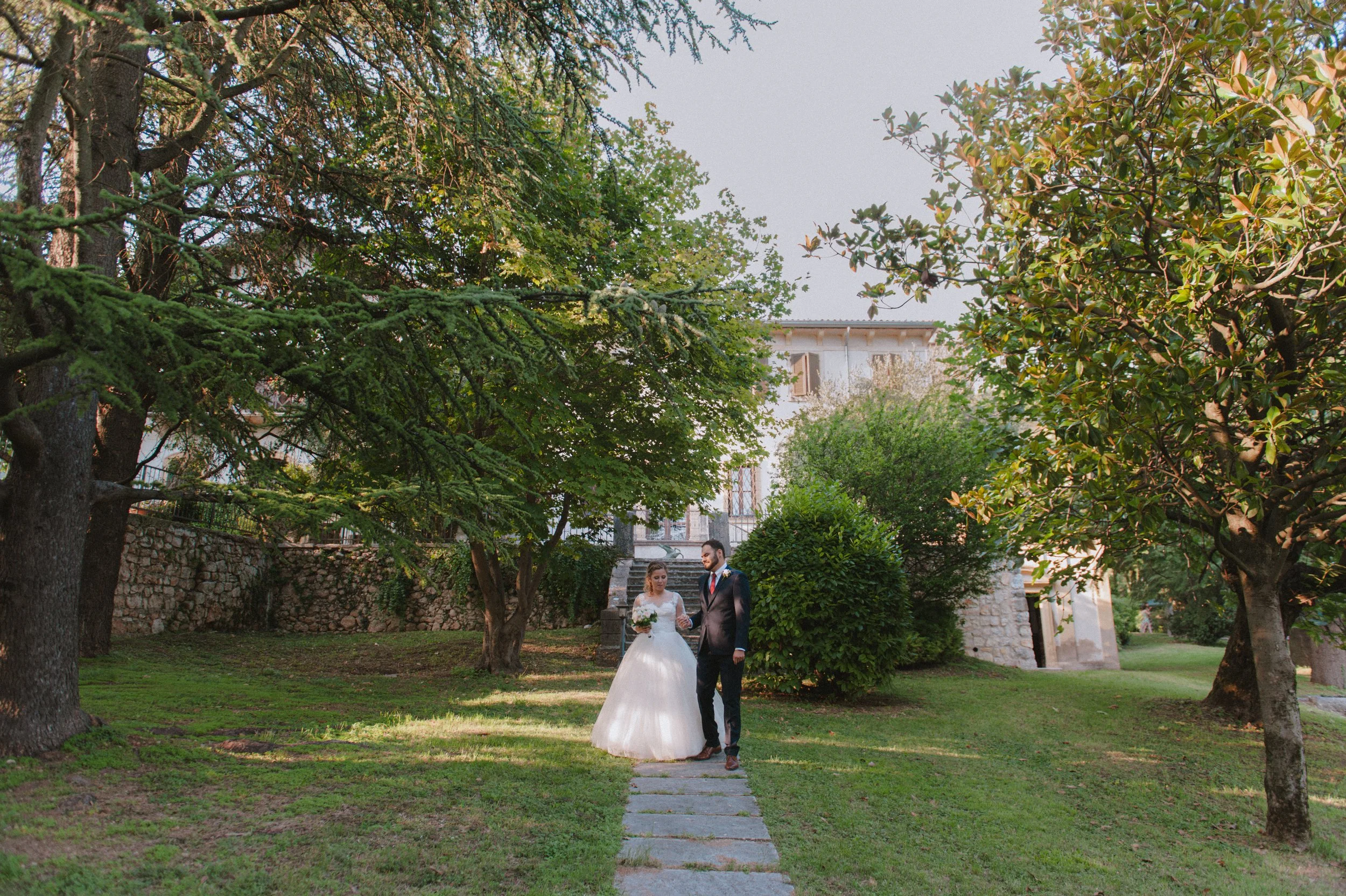 hochzeit-verona-brautpaar-garten-villa.jpg