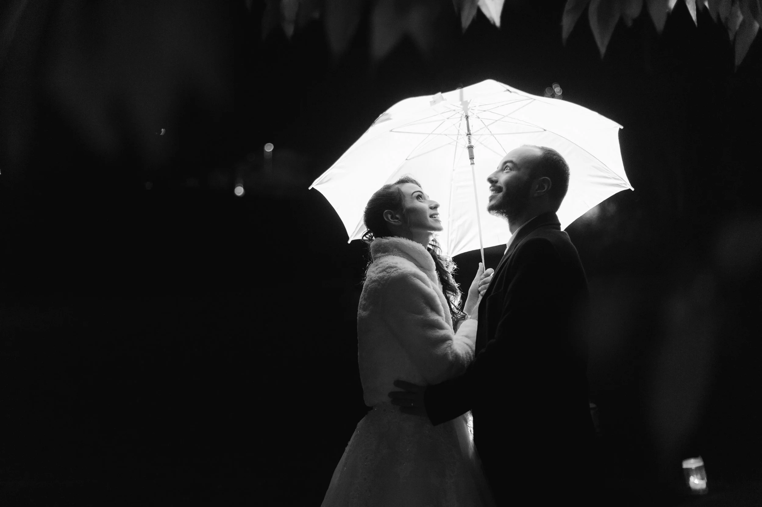 brautpaar-unter-regenschirm-nacht-hochzeit-verona.jpg