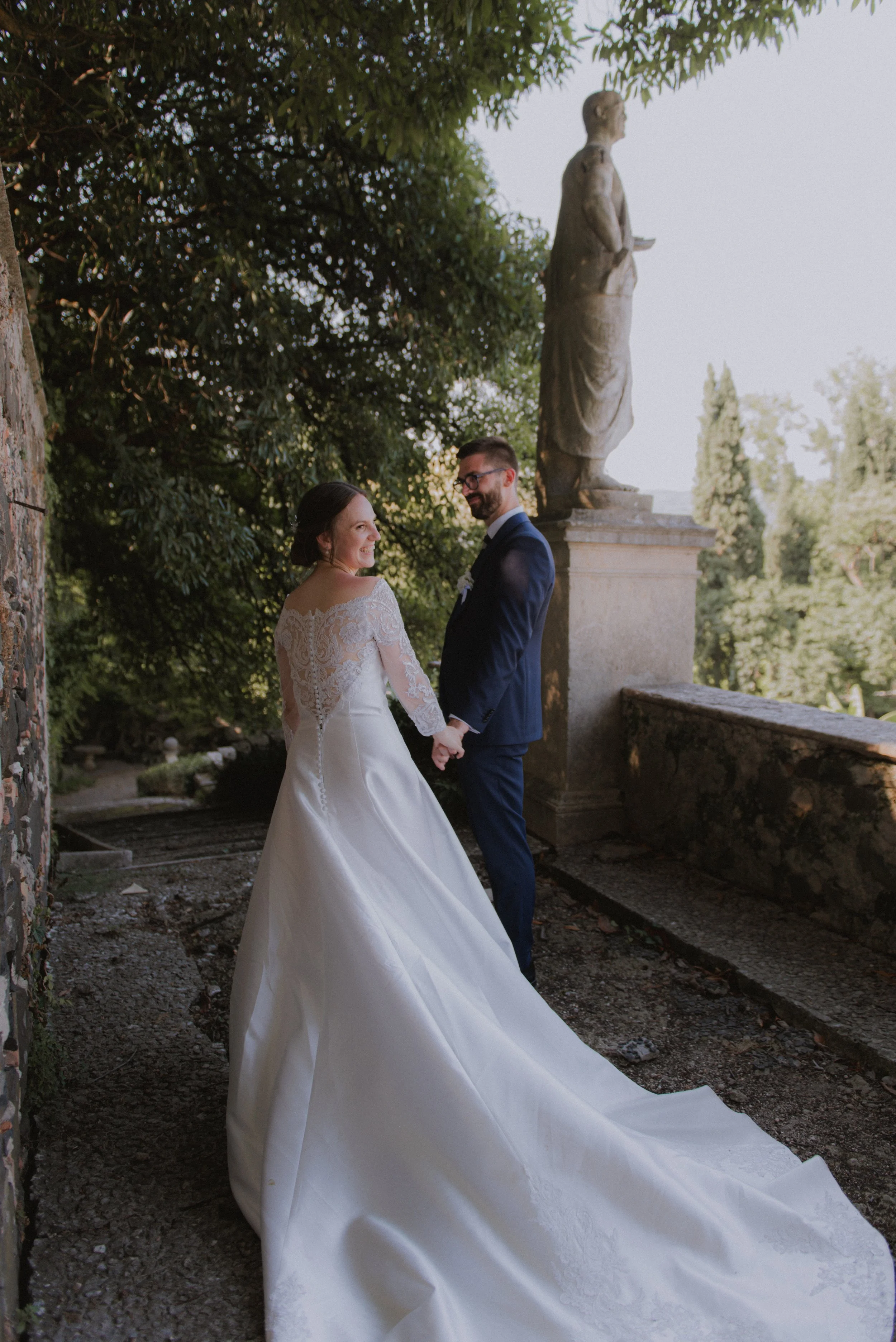 brautpaar-hand-in-hand-garten-statue-hochzeit-italien.jpg