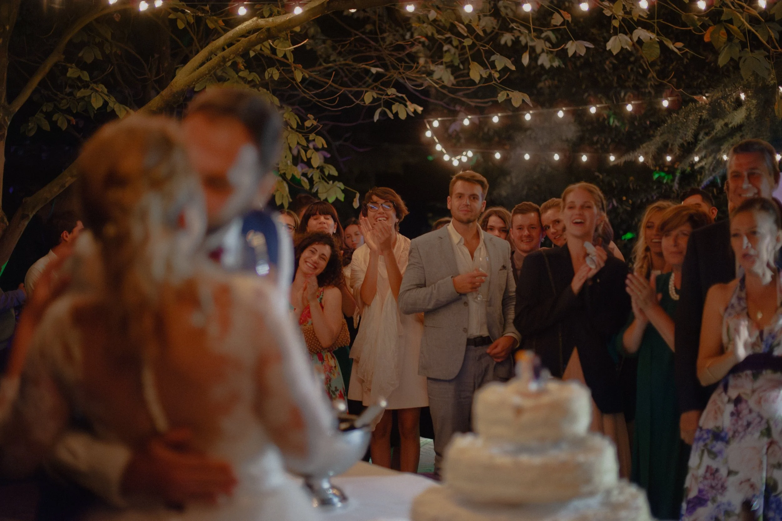 hochzeitstorte-anschnitt-gaeste-applaus-italien.jpg