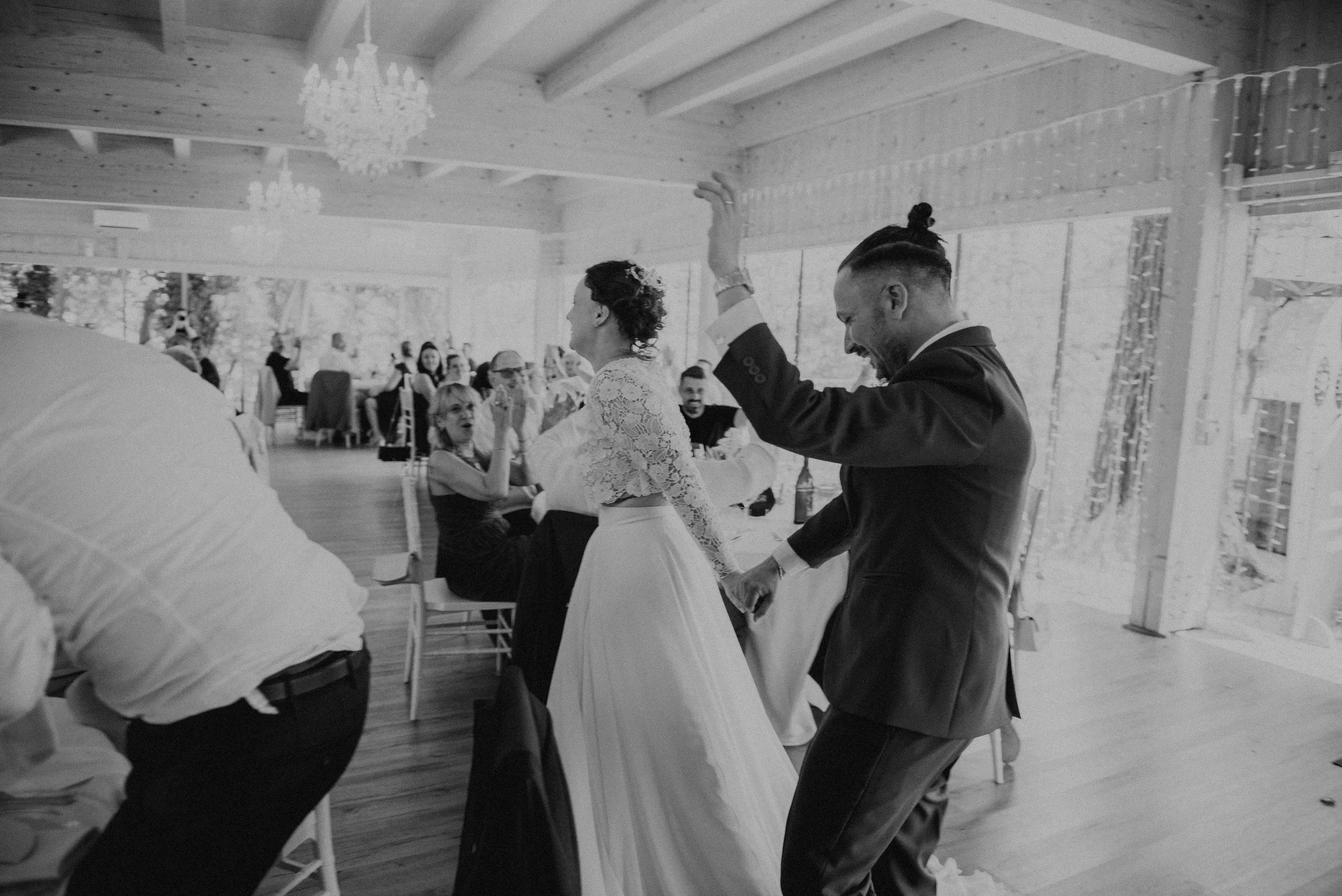 party-hochzeitstanz-brautpaar-schwarzweiss.jpg