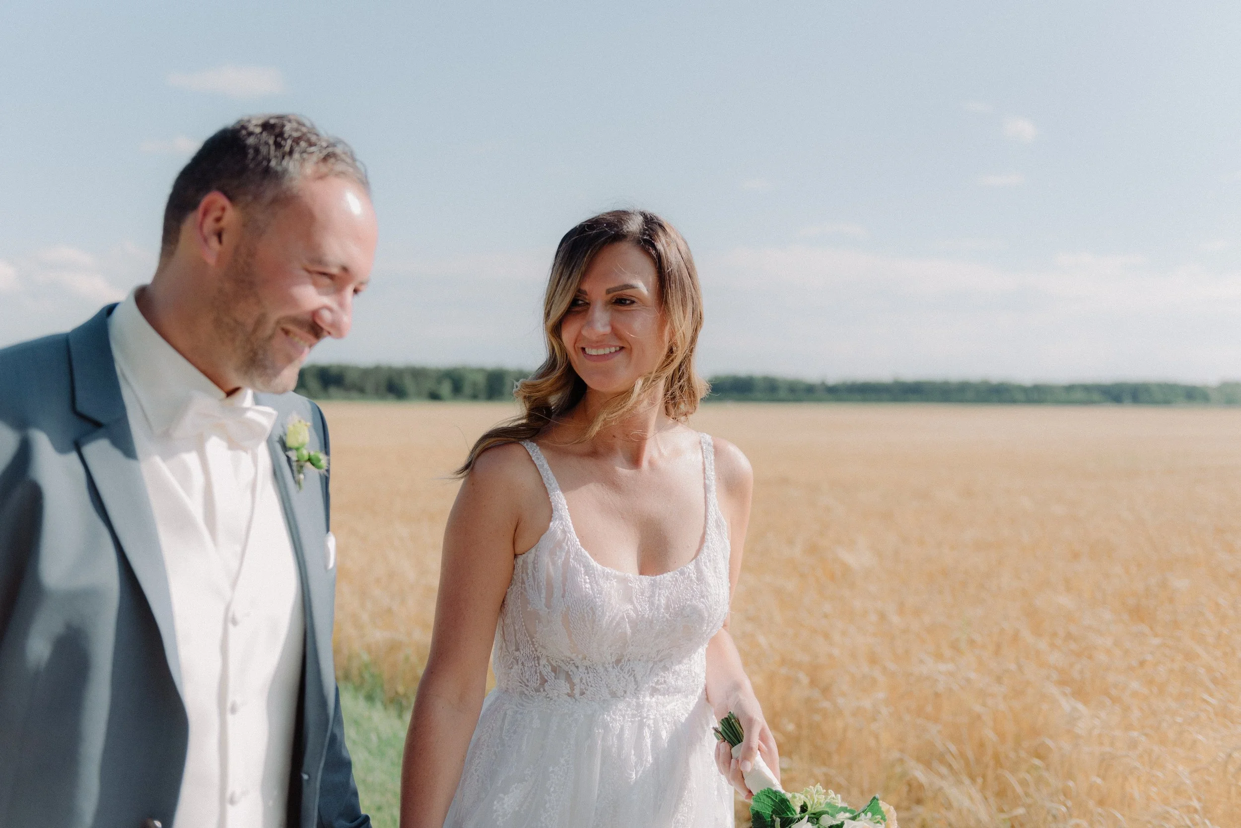 brautpaar-hochzeit-weizenfeld-portrait.jpg