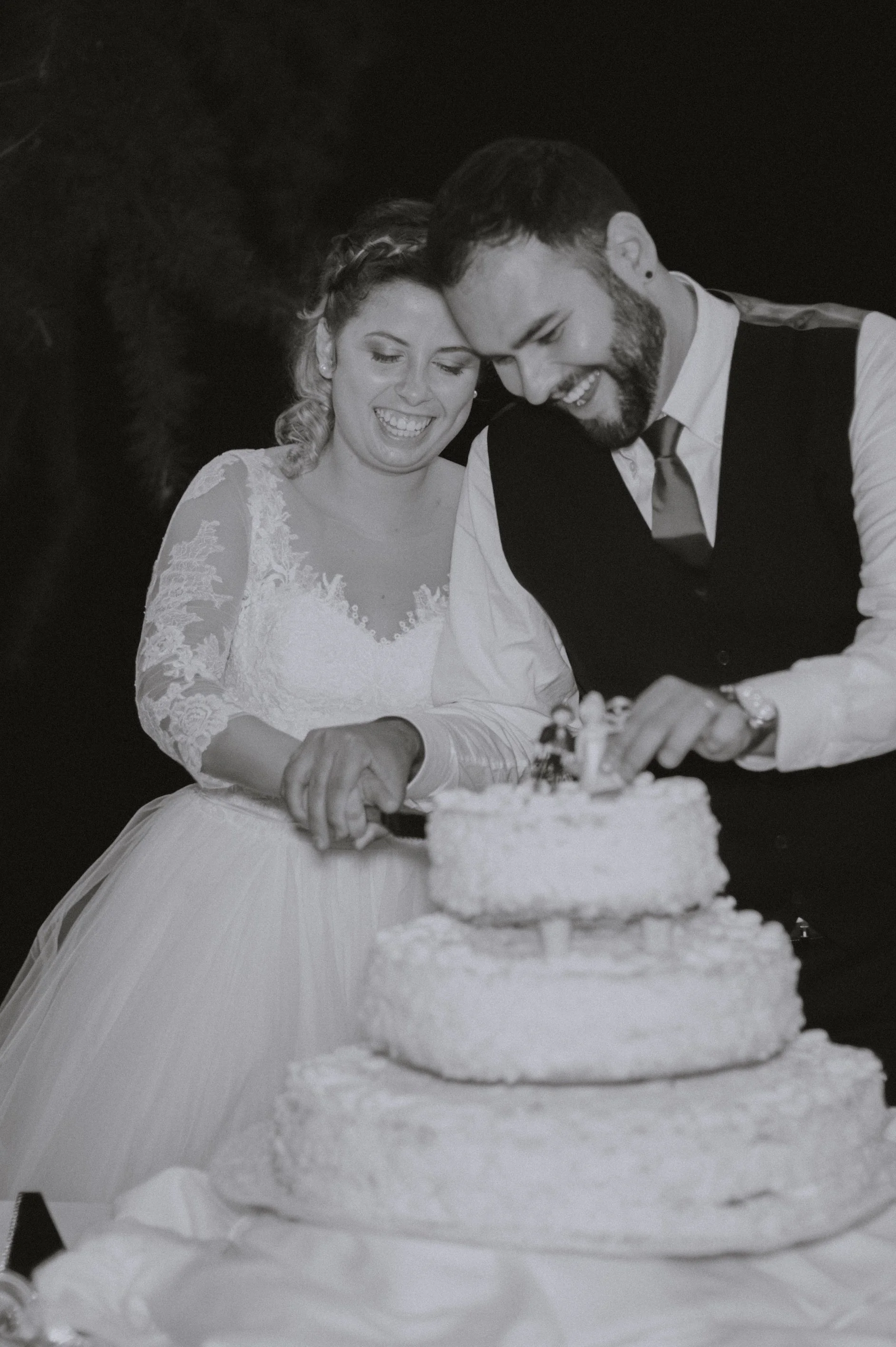 hochzeitstorte-anschnitt-gaeste-applaus.jpg