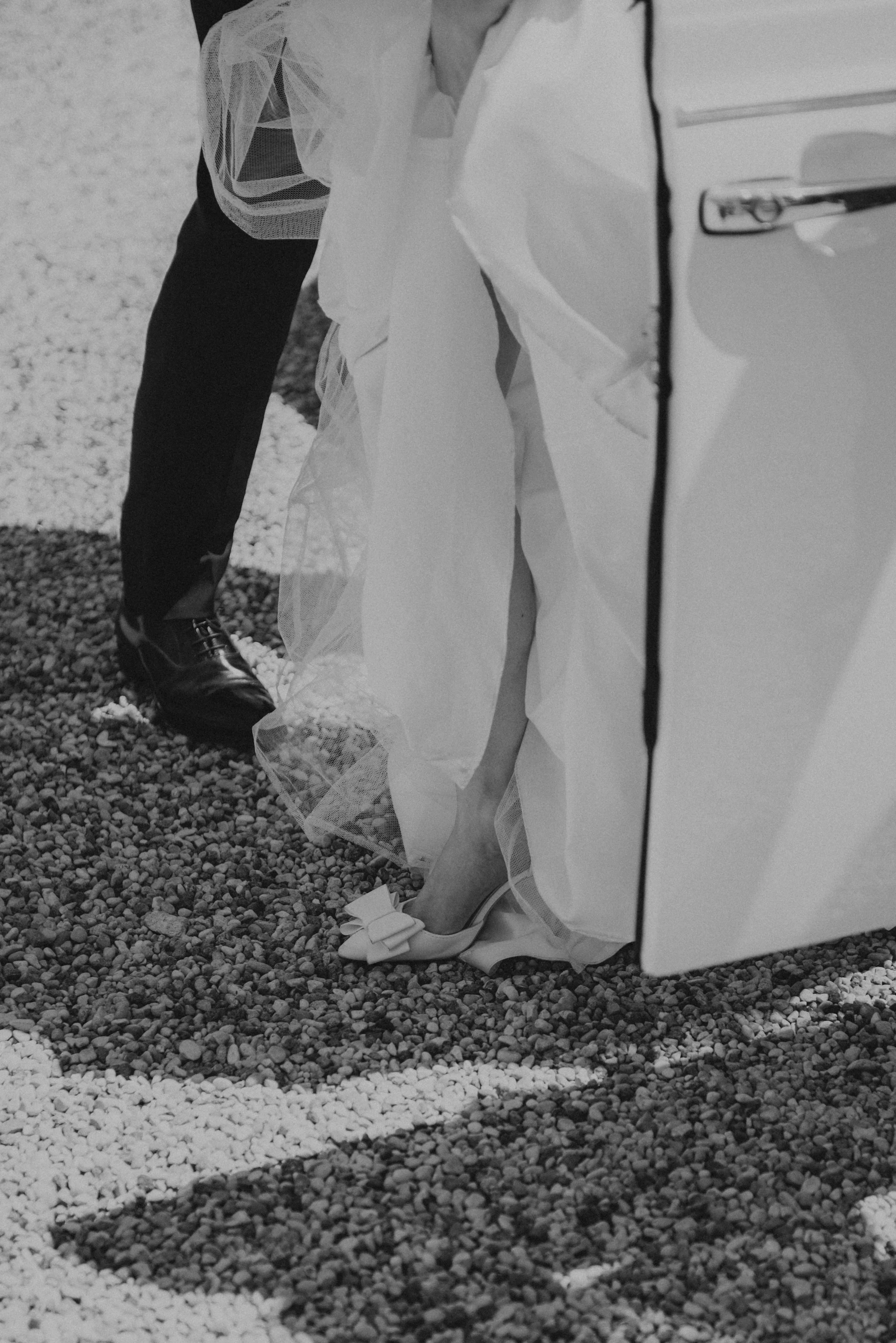 braut-steigt-ins-auto-hochzeit-detail-schwarzweiss.jpg