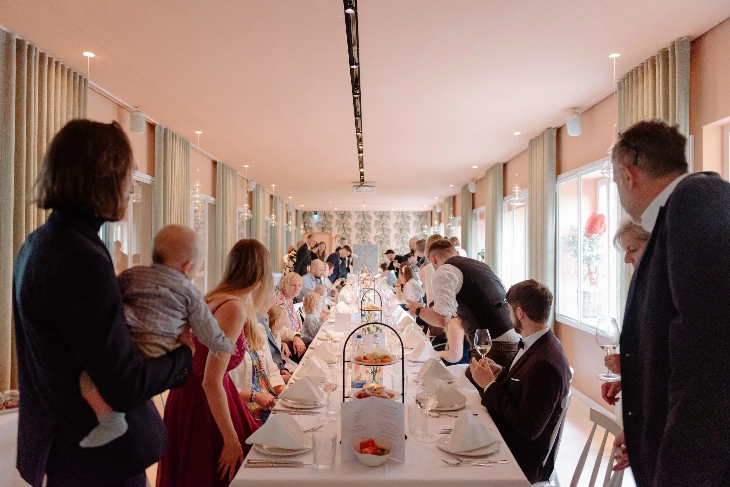 hochzeitsfeier-lange-tafel-cafe-reitschule-muenchen.jpg