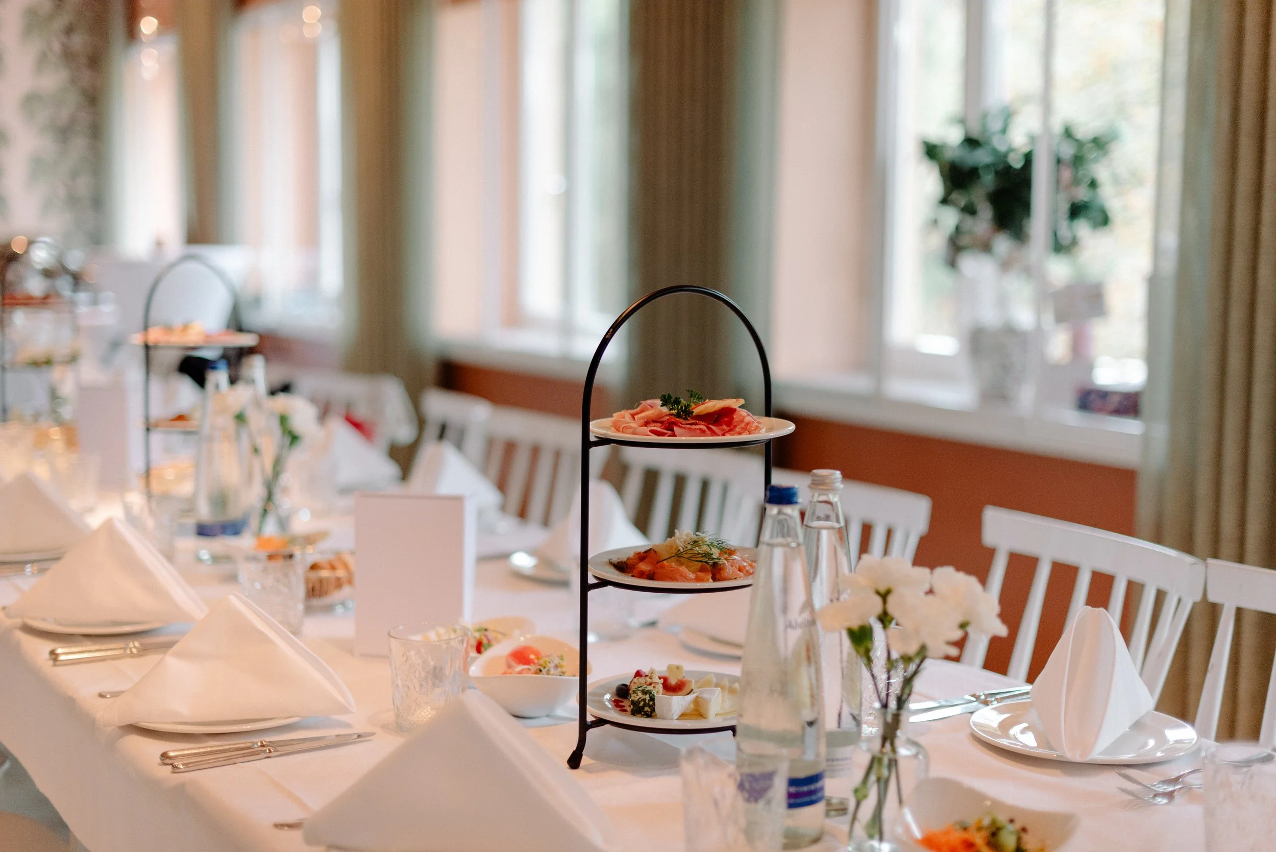 hochzeitsessen-tafel-dekoration-cafe-reitschule.jpg