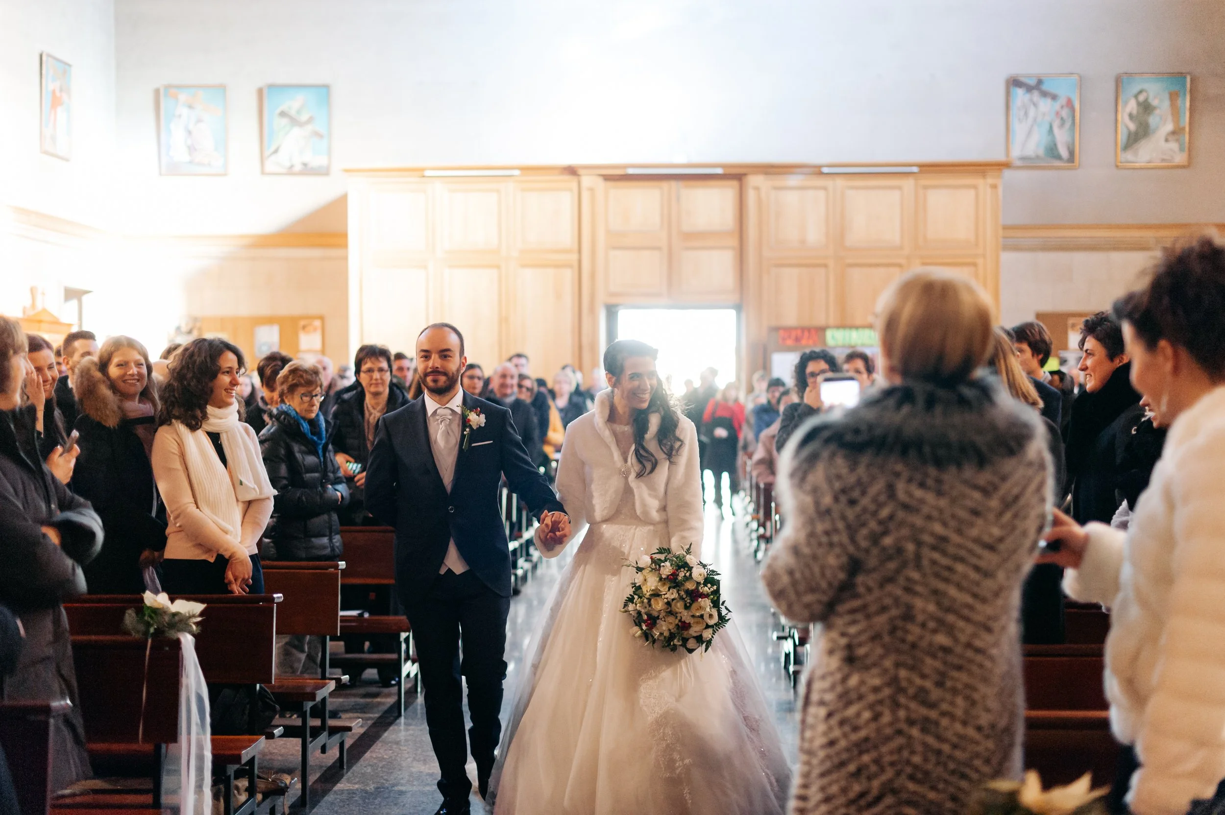einzug-brautpaar-kirche-hochzeit.jpg