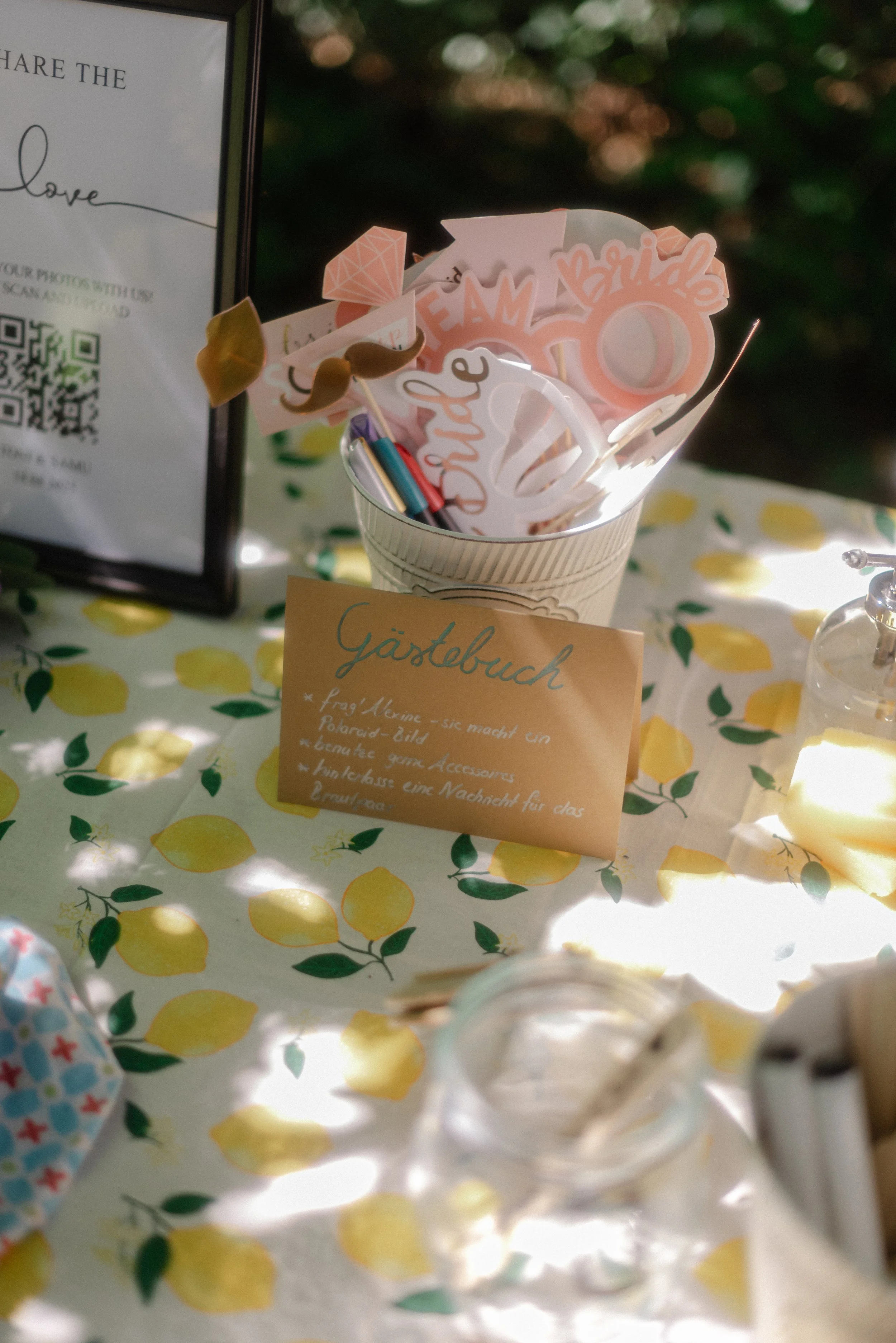 hochzeit-gaestebuch-polaroid-photobooth-station.jpg