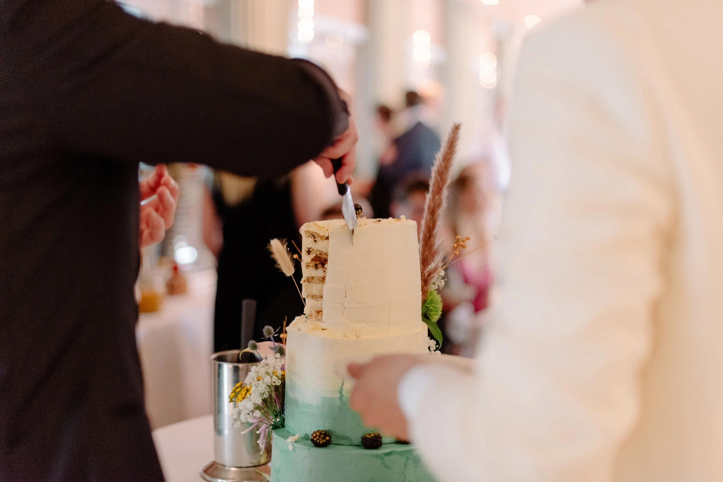 hochzeitstorte-anschneiden-detail.jpg