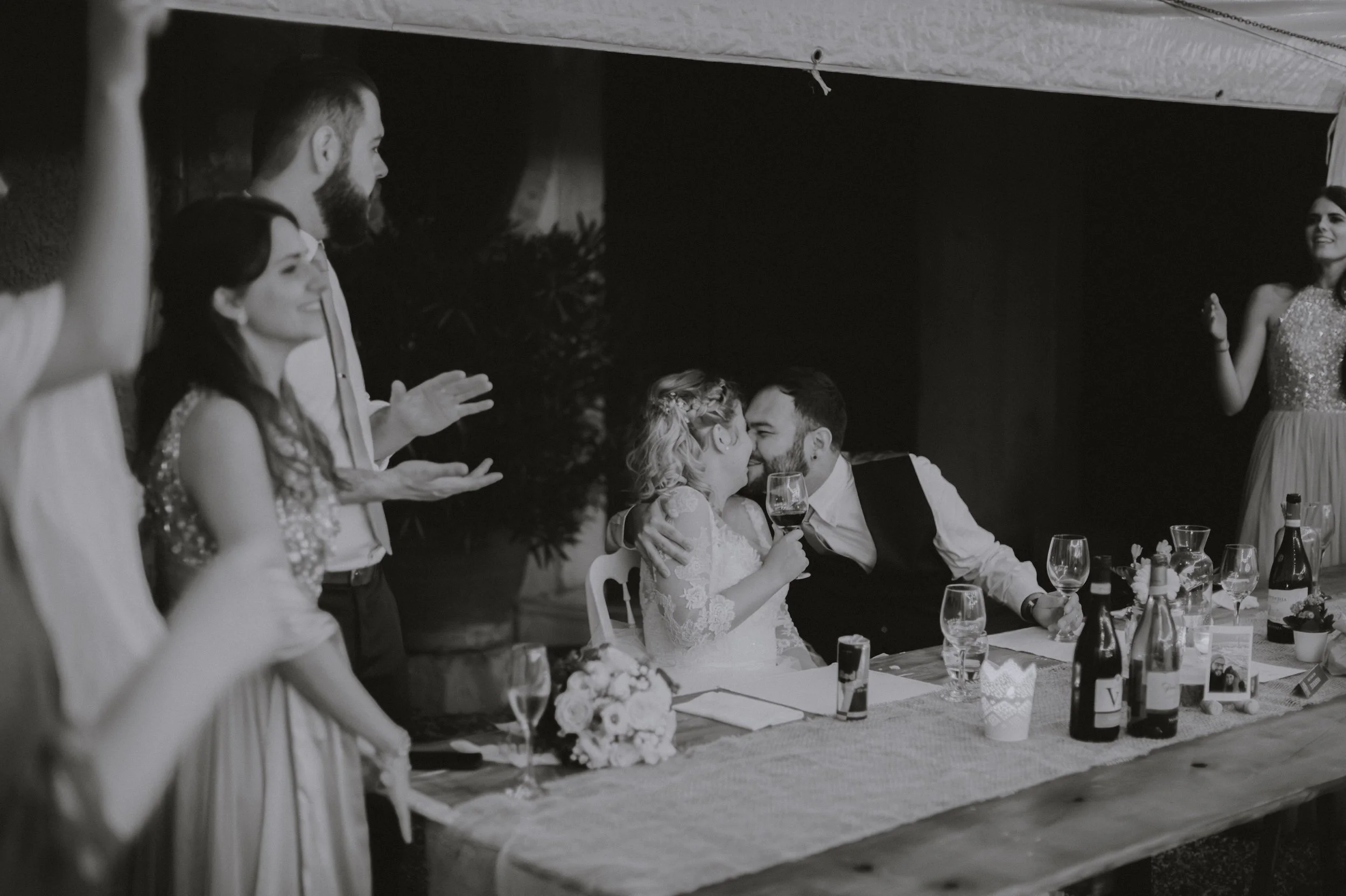 hochzeit-abendessen-laecheln-romantisch.jpg