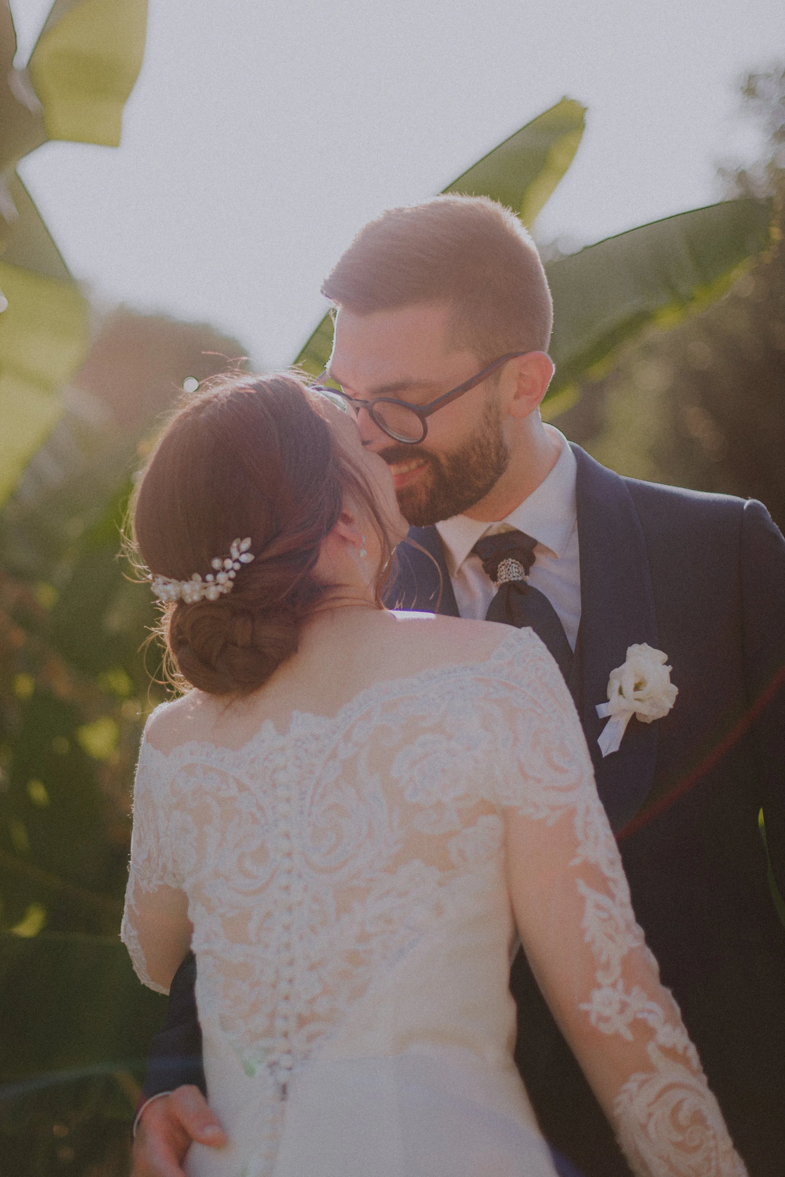 brautpaar-kuss-gegenlicht-natur-hochzeit.jpg
