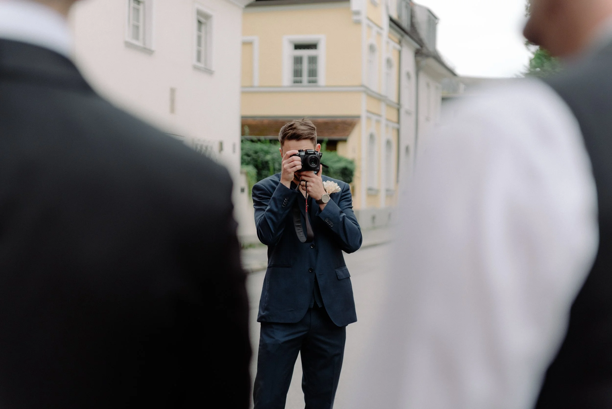 hochzeitsfotograf-gast-fotografiert-standesamt-schwabing.jpg