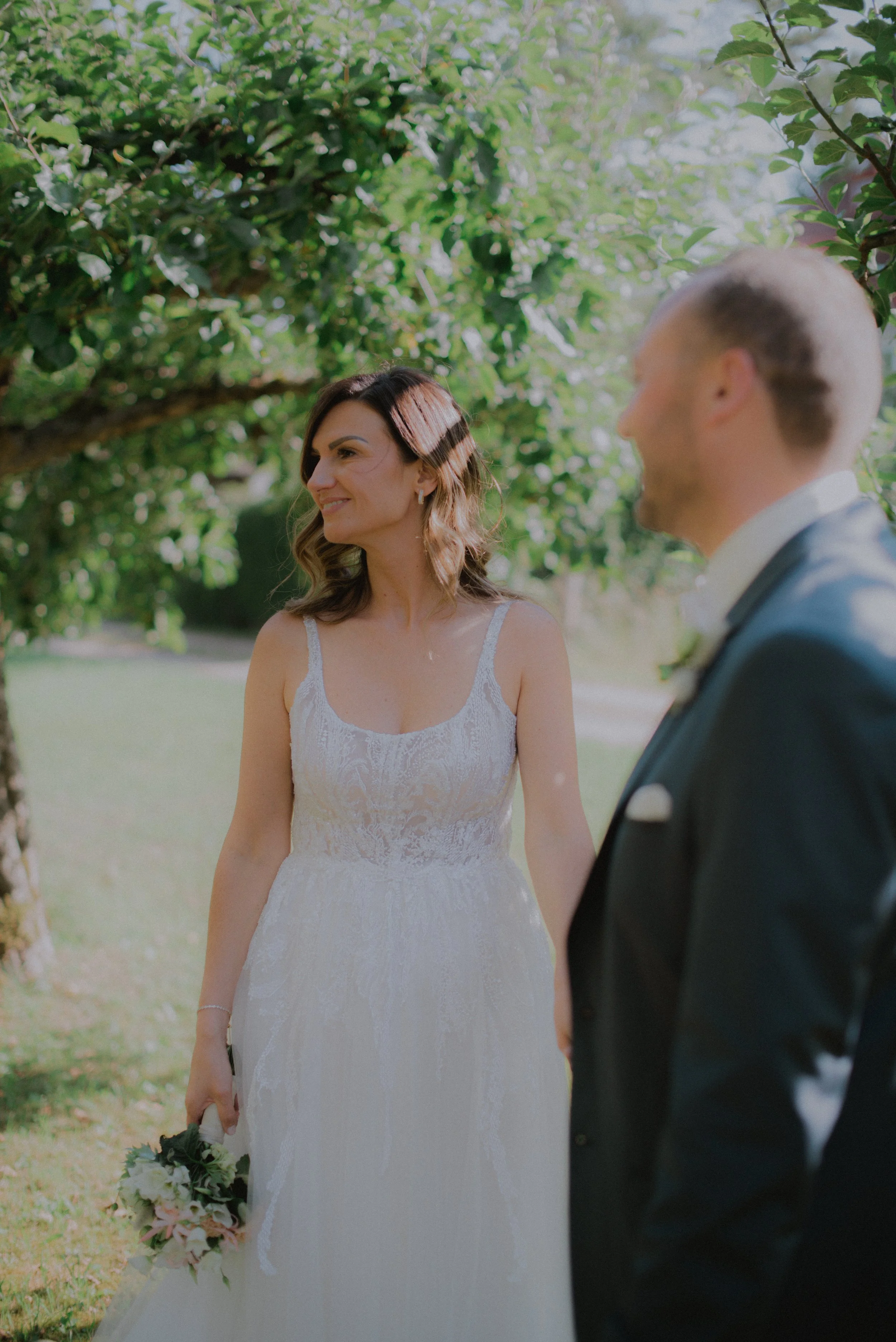 braut-hochzeit-portrait-garten.jpg