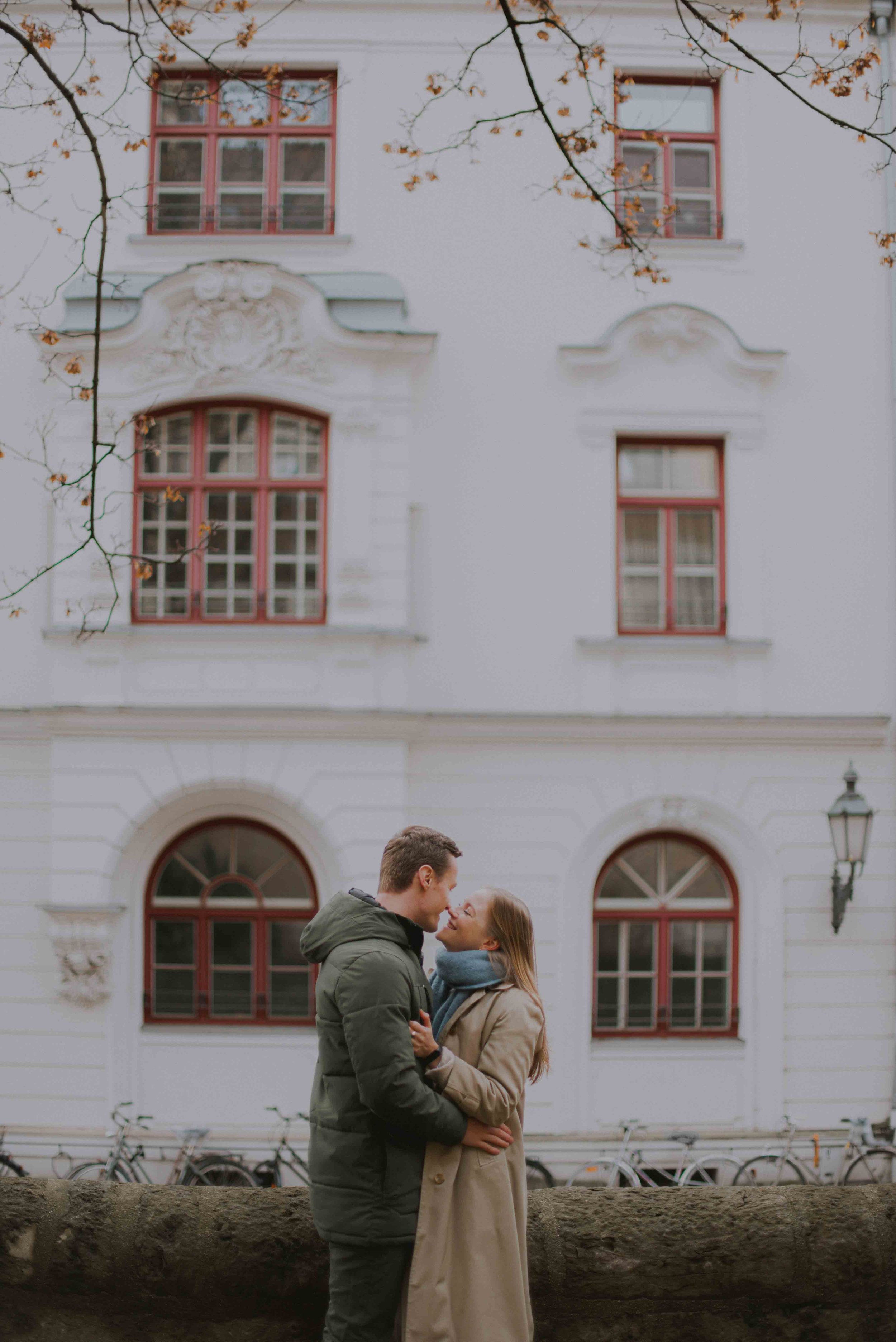 Verlobungsshooting-Muenchen-Lehel-Altstadt-Wintershooting-14.jpg