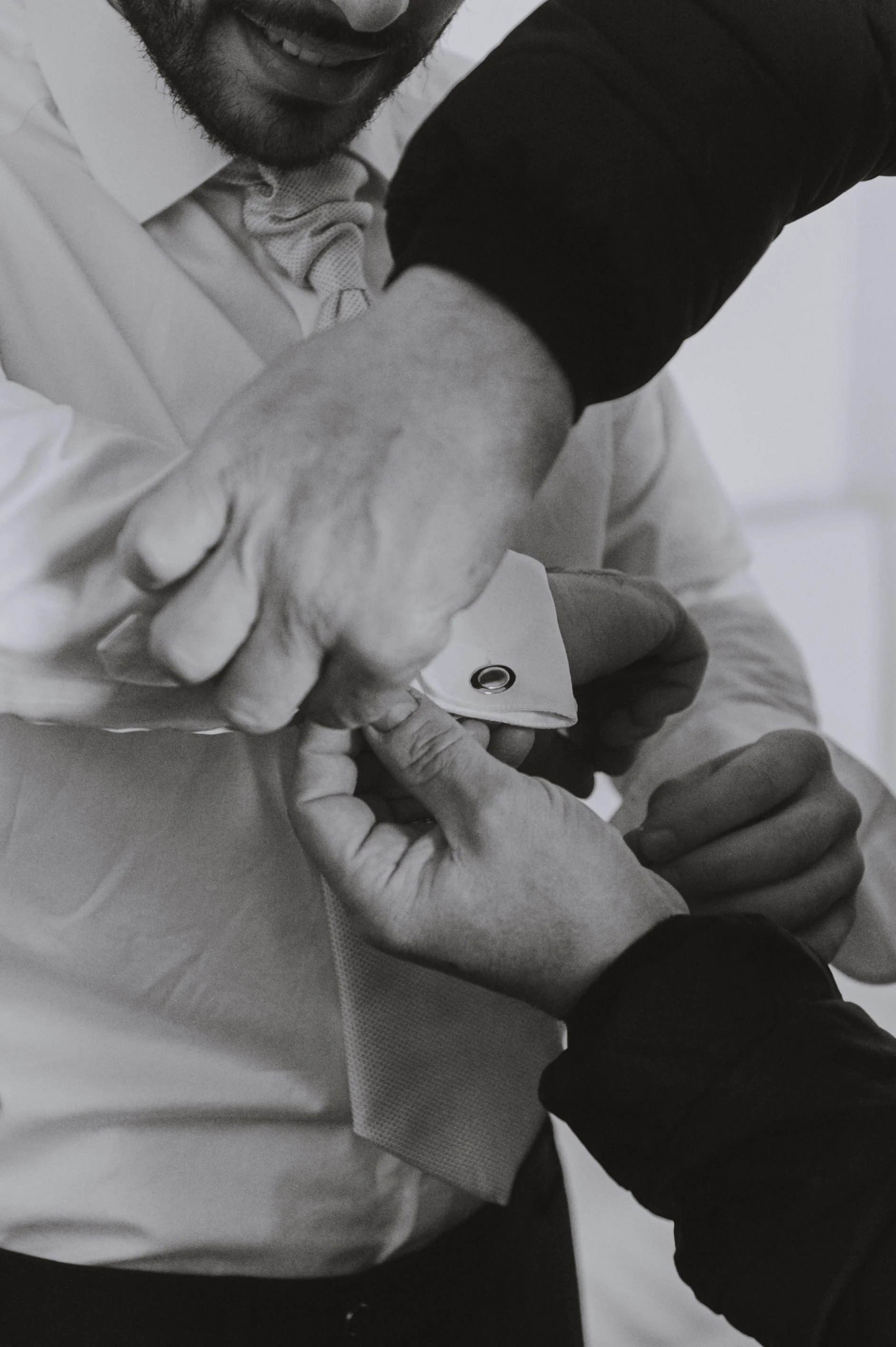 braeutigam-manschettenknopf-vorbereitung-hochzeit-verona.jpg
