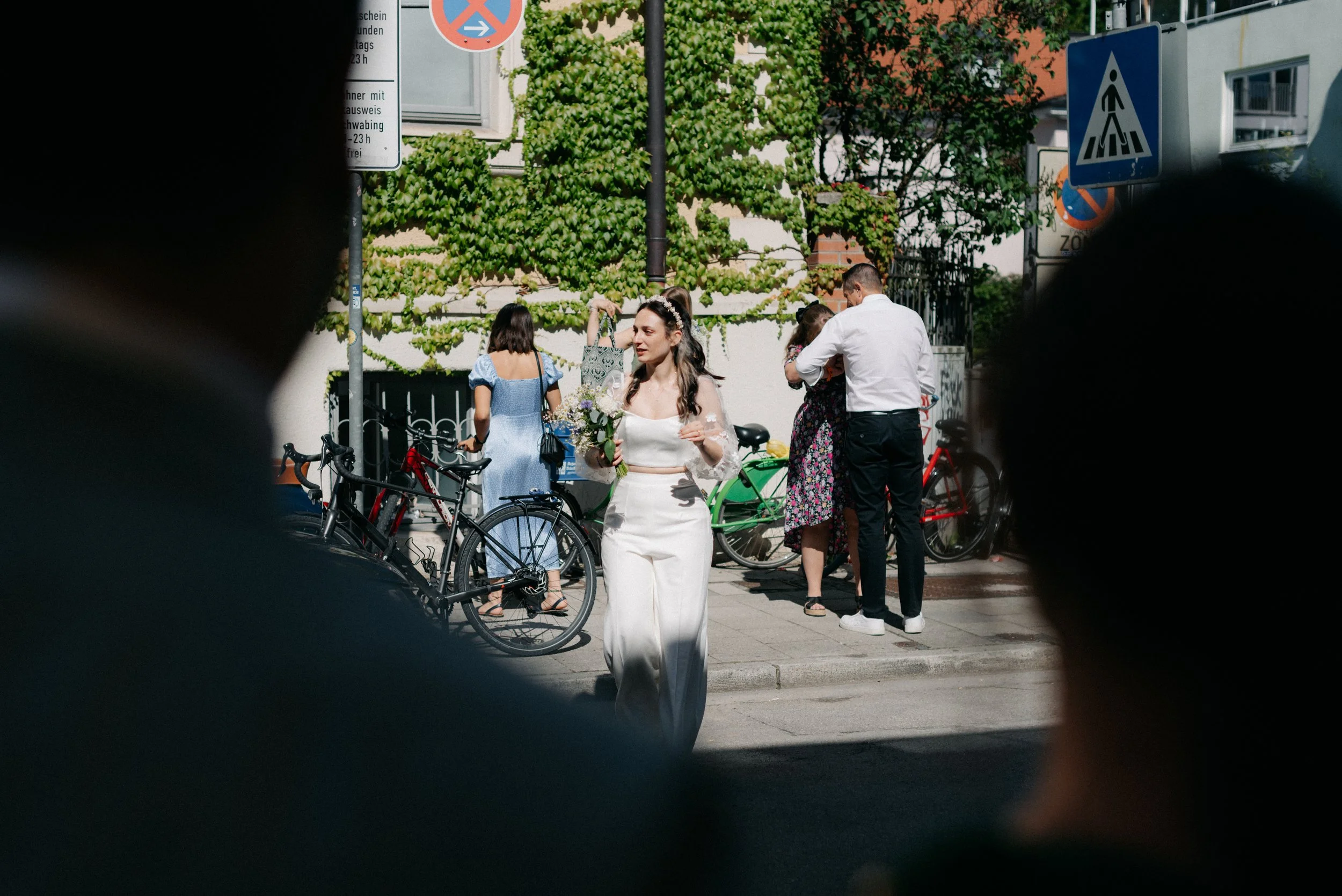 standesamt-hochzeit-muenchen-braut-strasse.jpg