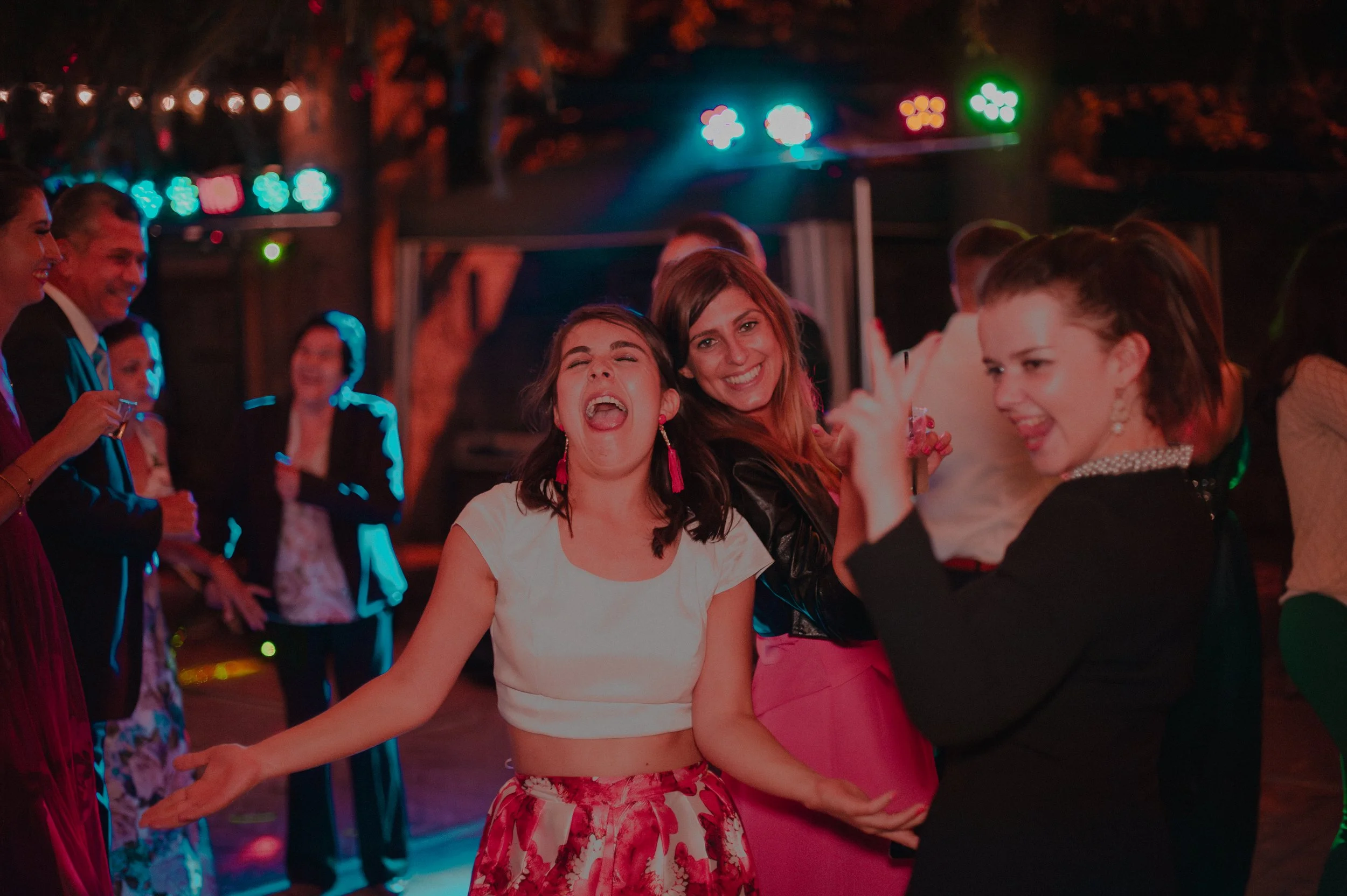 hochzeitsparty-gaeste-tanzen-ausgelassen-verona-italien.jpg