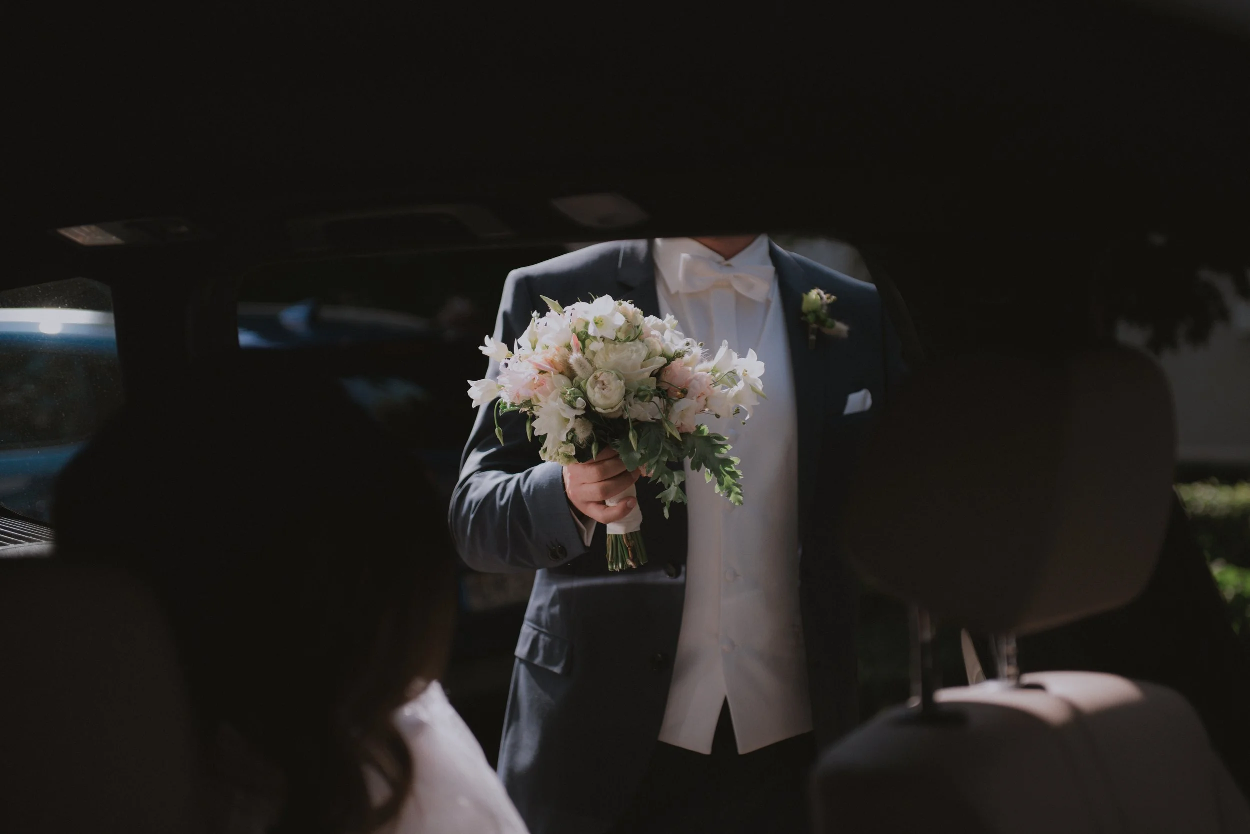 braeutigam-brautstrauss-hochzeit.jpg