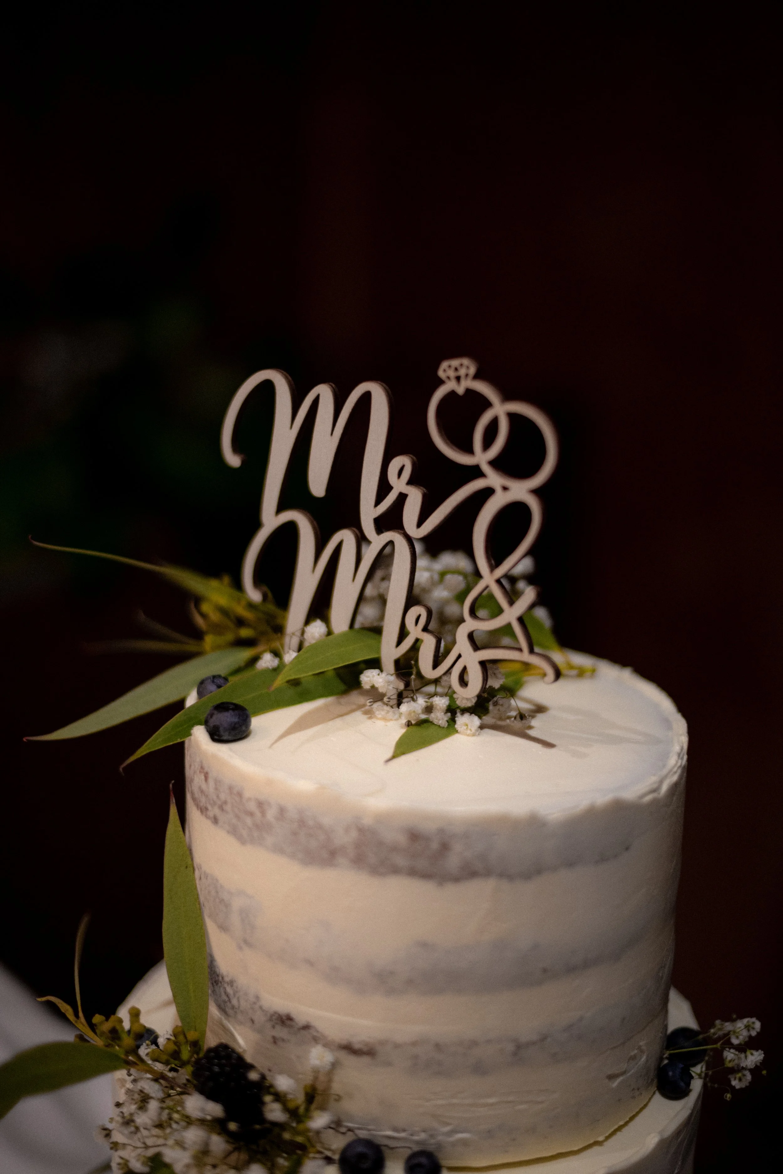 hochzeitstorte-mr-mrs-dekoration.jpg