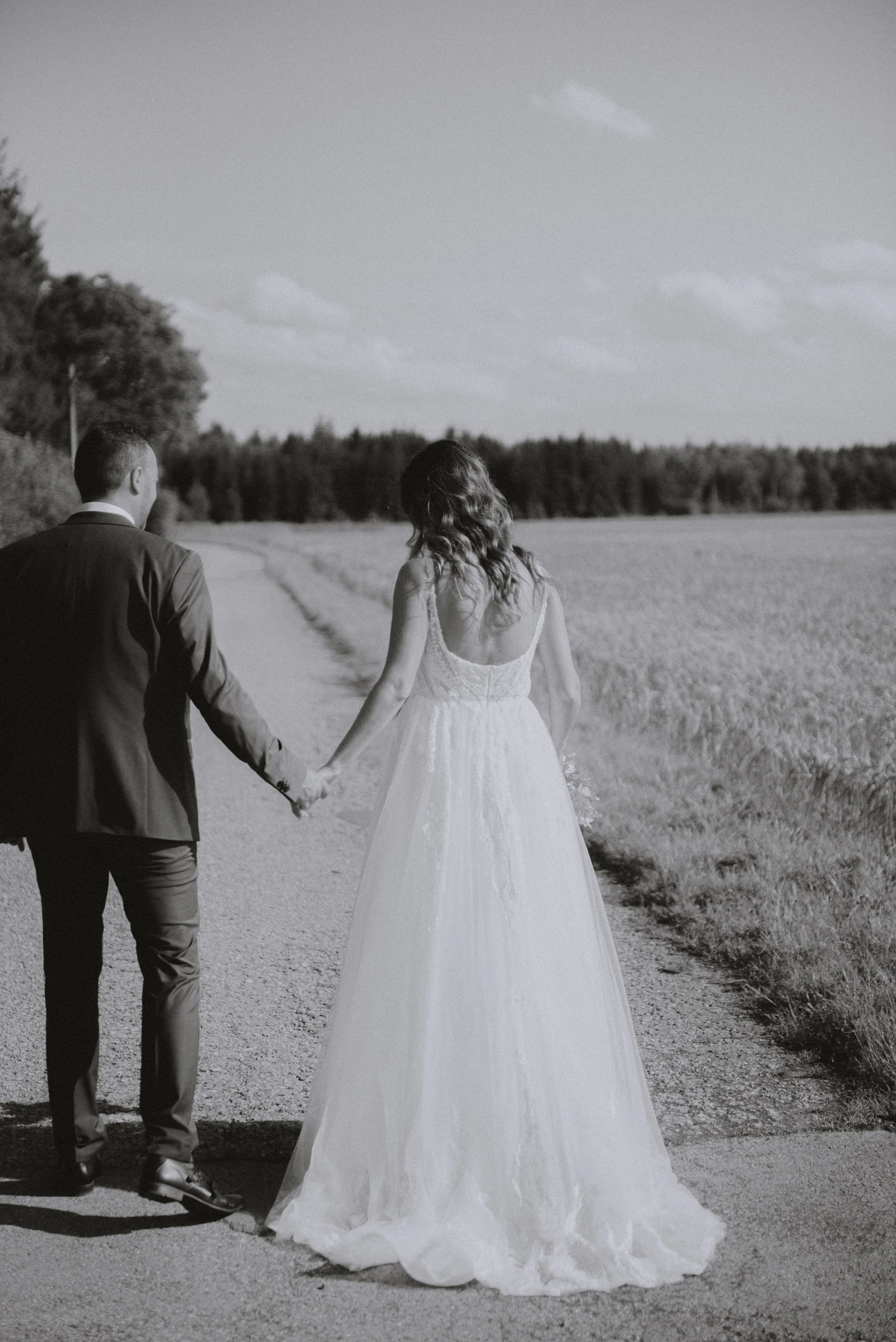 brautpaar-von-hinten-spaziergang-hochzeit.jpg