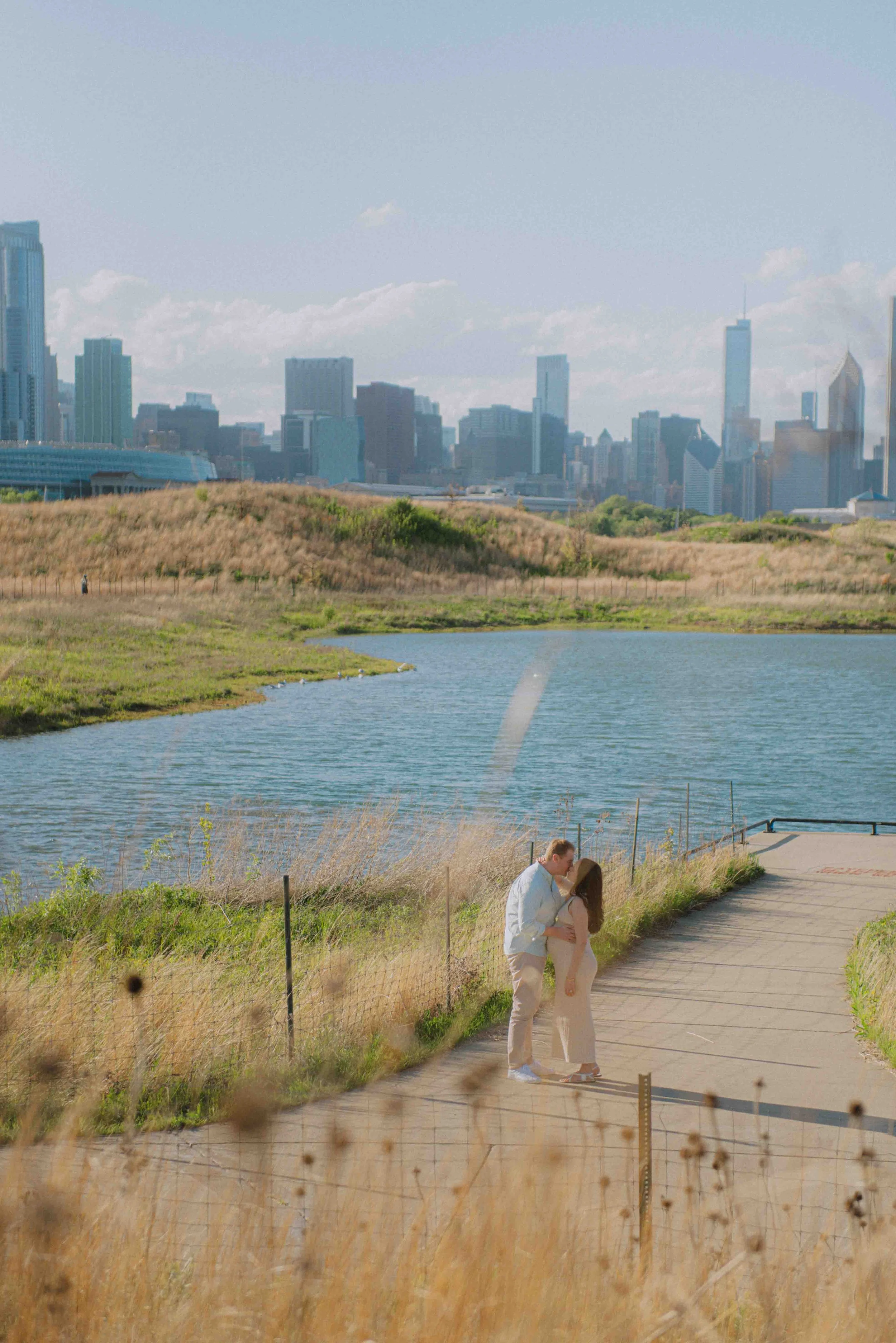 paarshooting-babybauch-kuss-outdoor-chicago.jpg