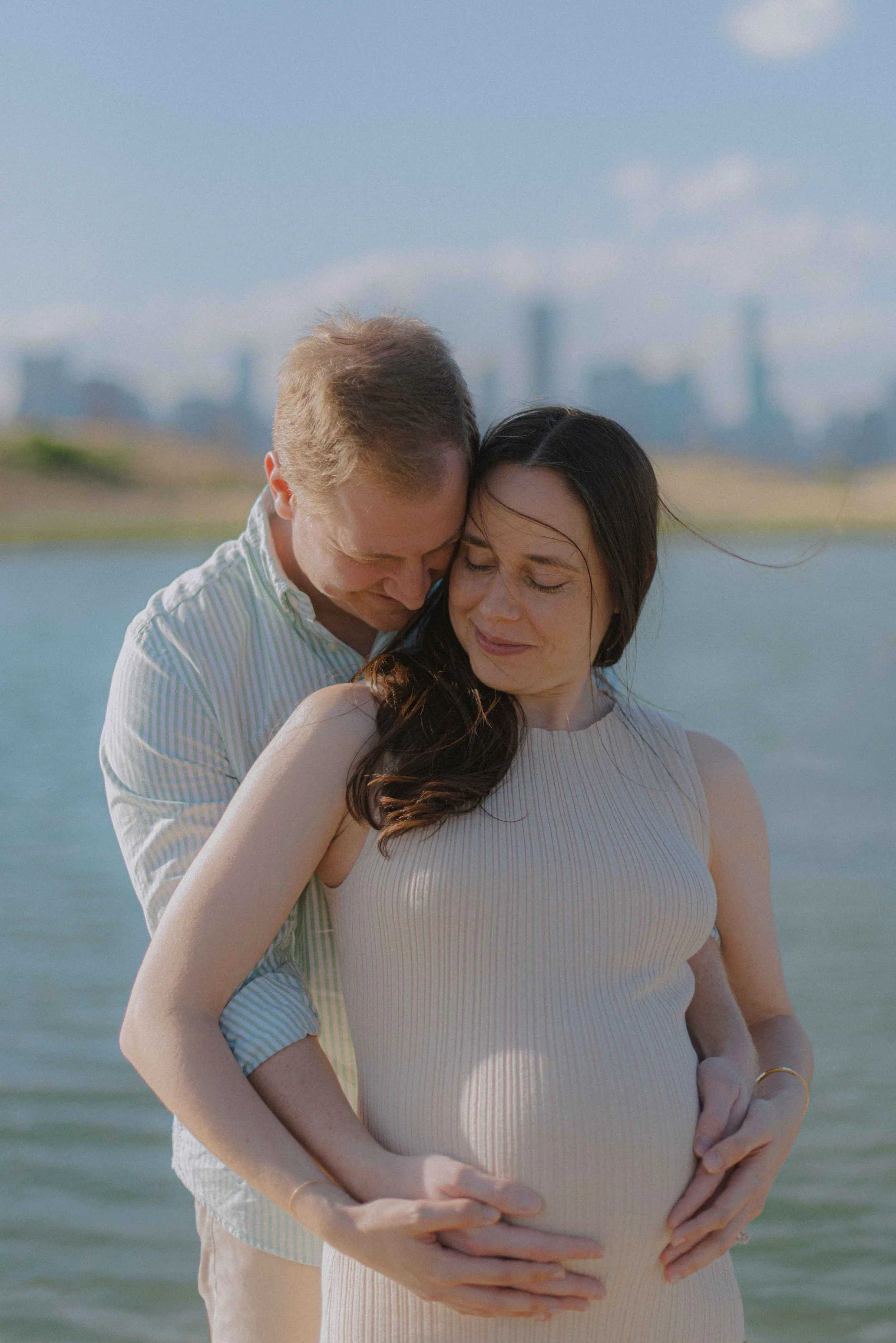babybauch-paarshooting-umarmung-see-chicago.jpg