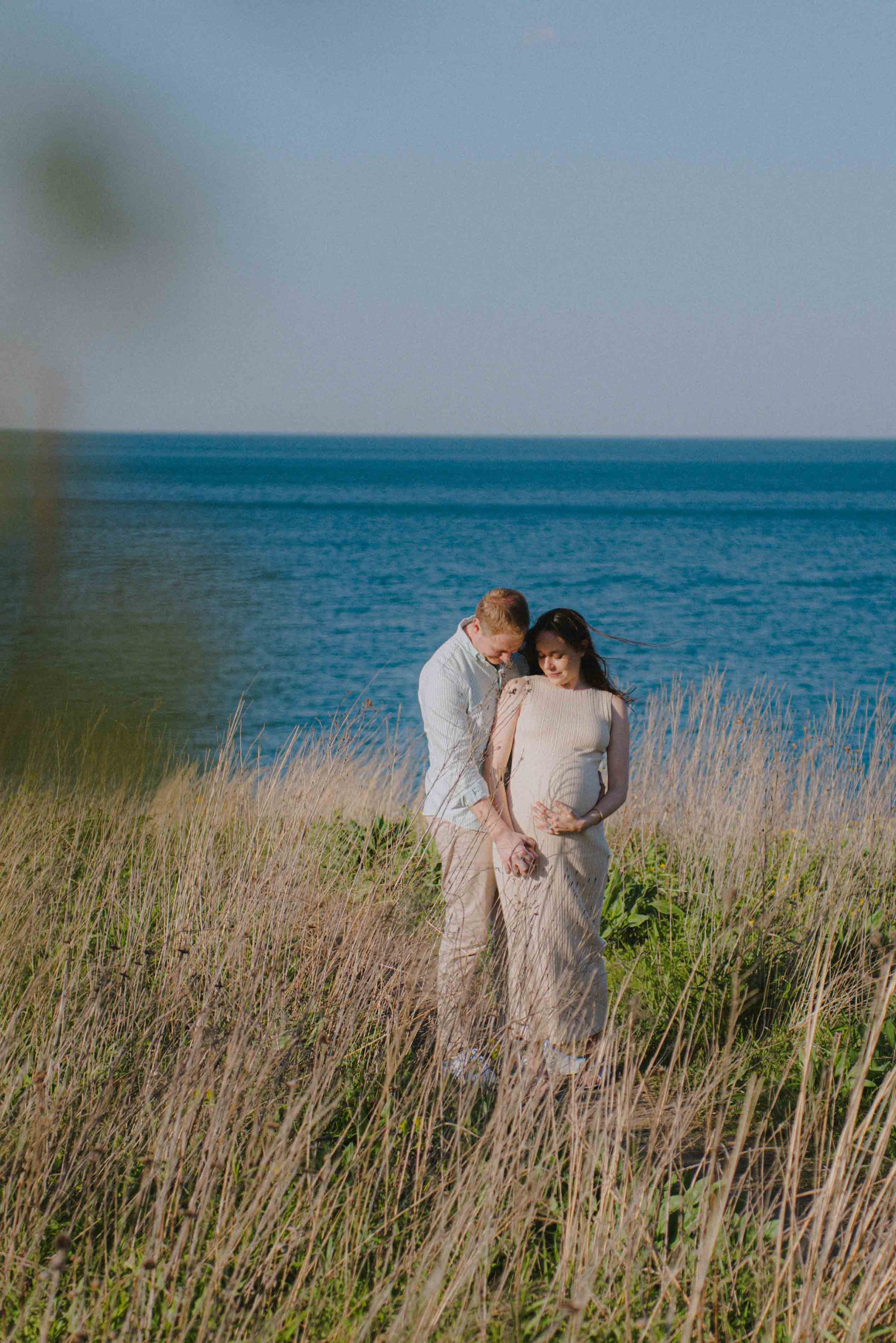 babybauch-paarshooting-seegras-umarmung-outdoor.jpg
