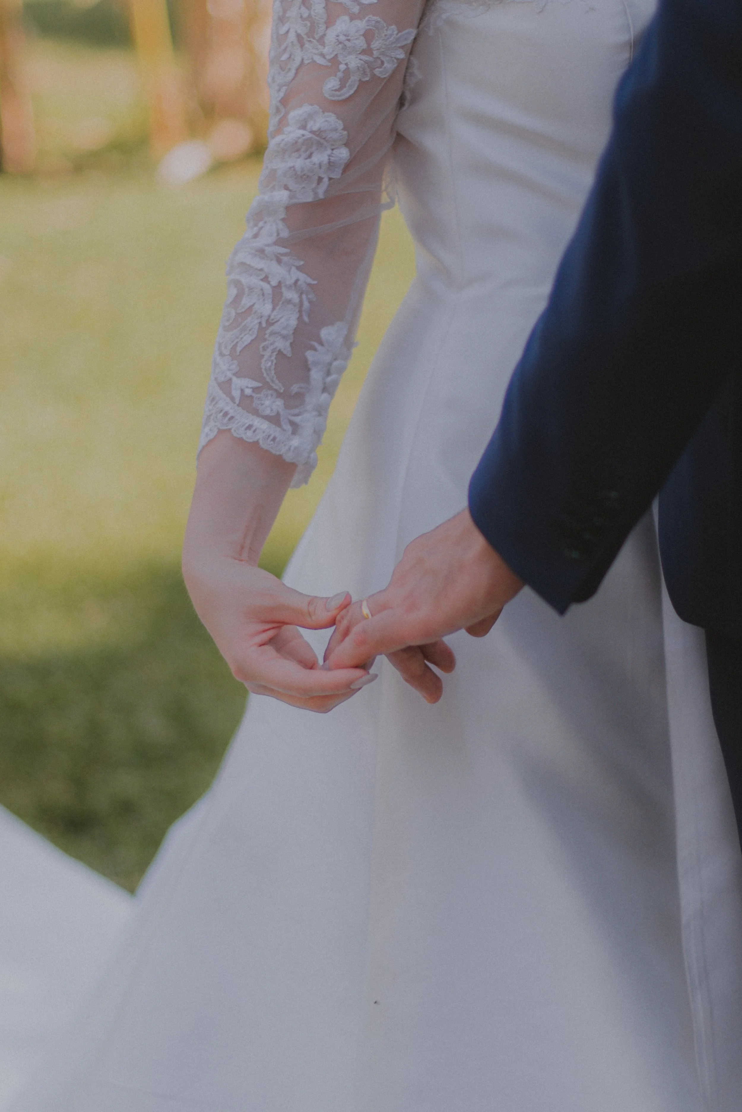 hochzeit-detail-haende-ringe-beruehrung.jpg