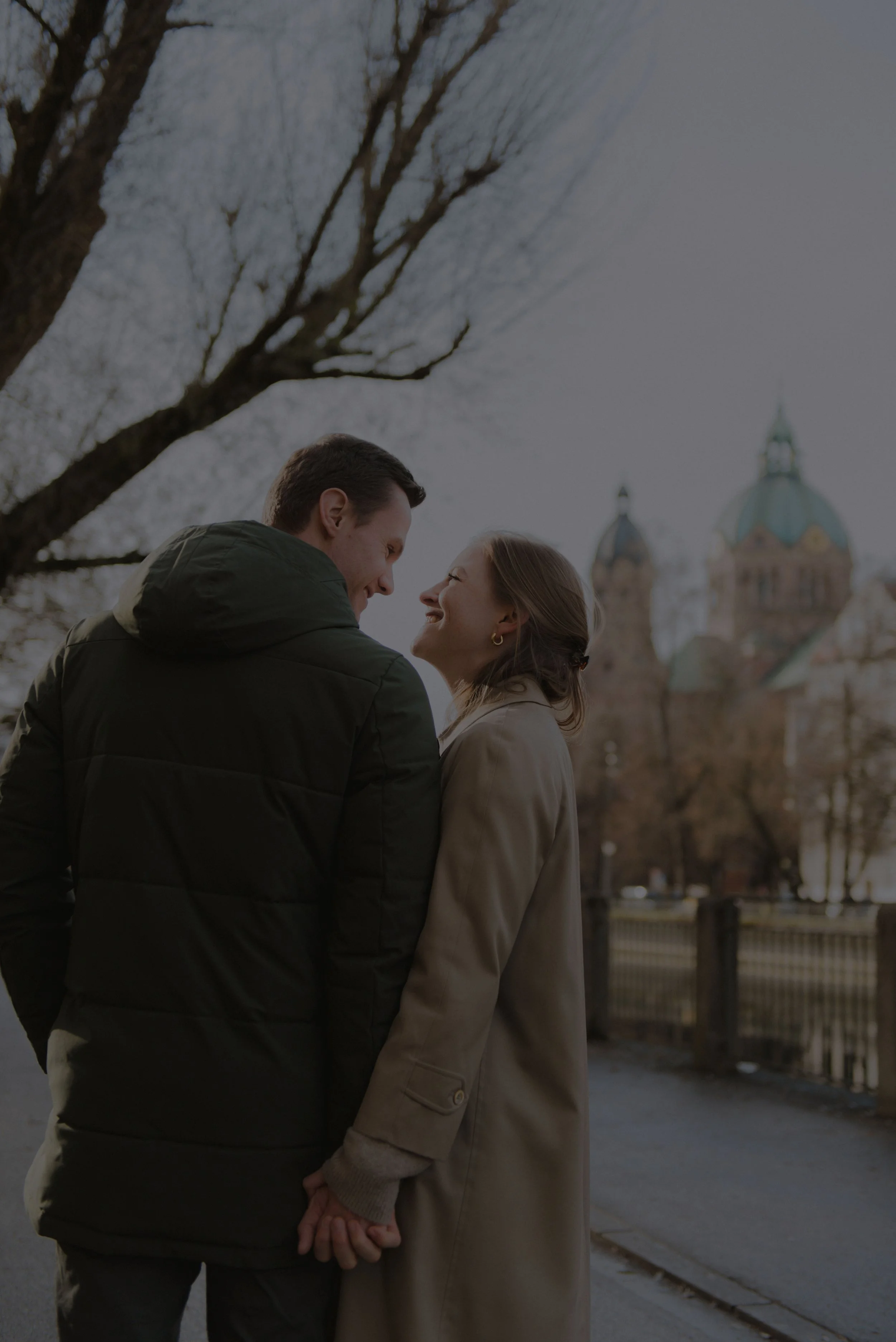 Paarshooting in der Münchner Innenstadt im Winter. Couple photoshoot in Munich city center during winter.