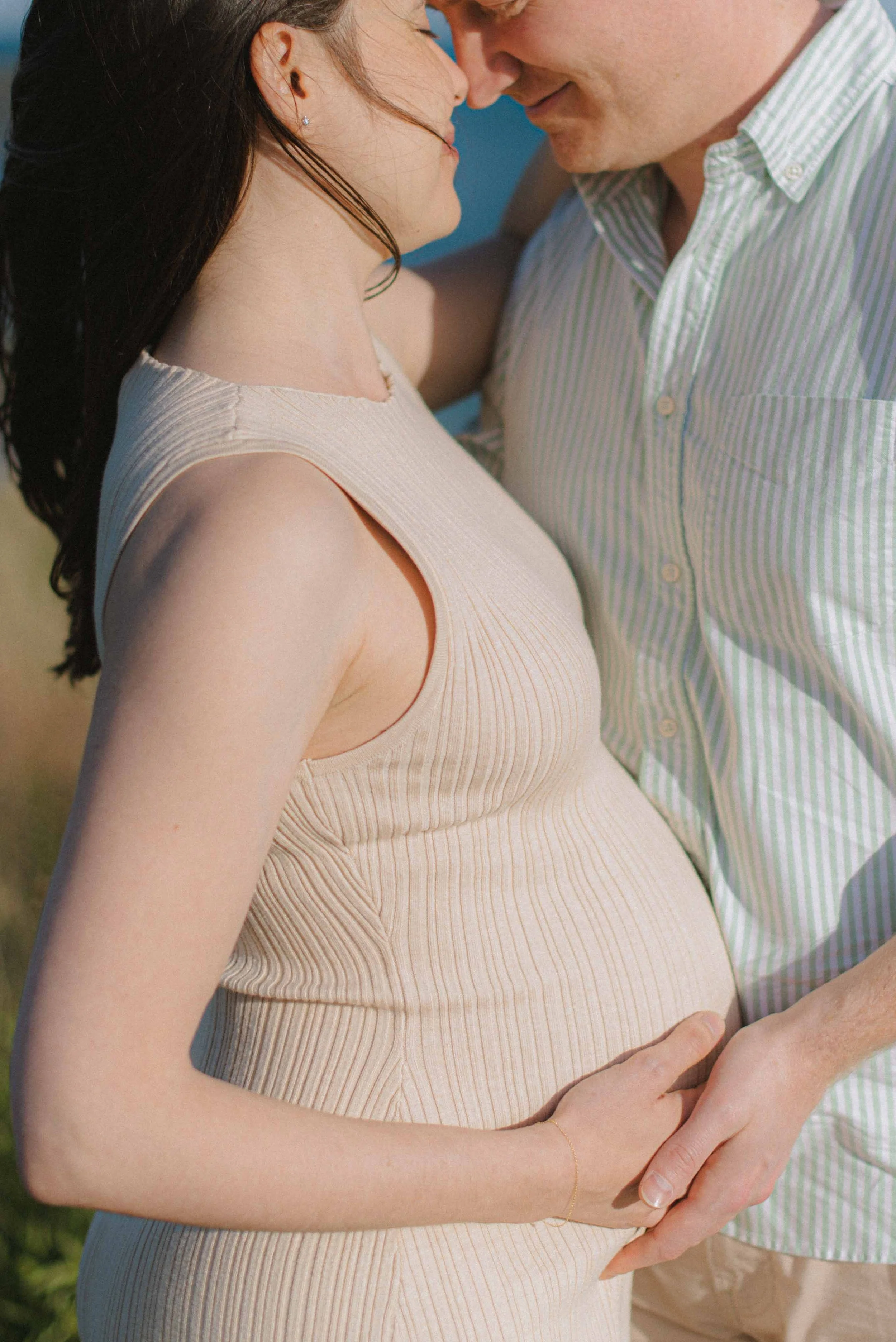 schwangerschaftsfotos-detail-babybauch-paar-haende.jpg