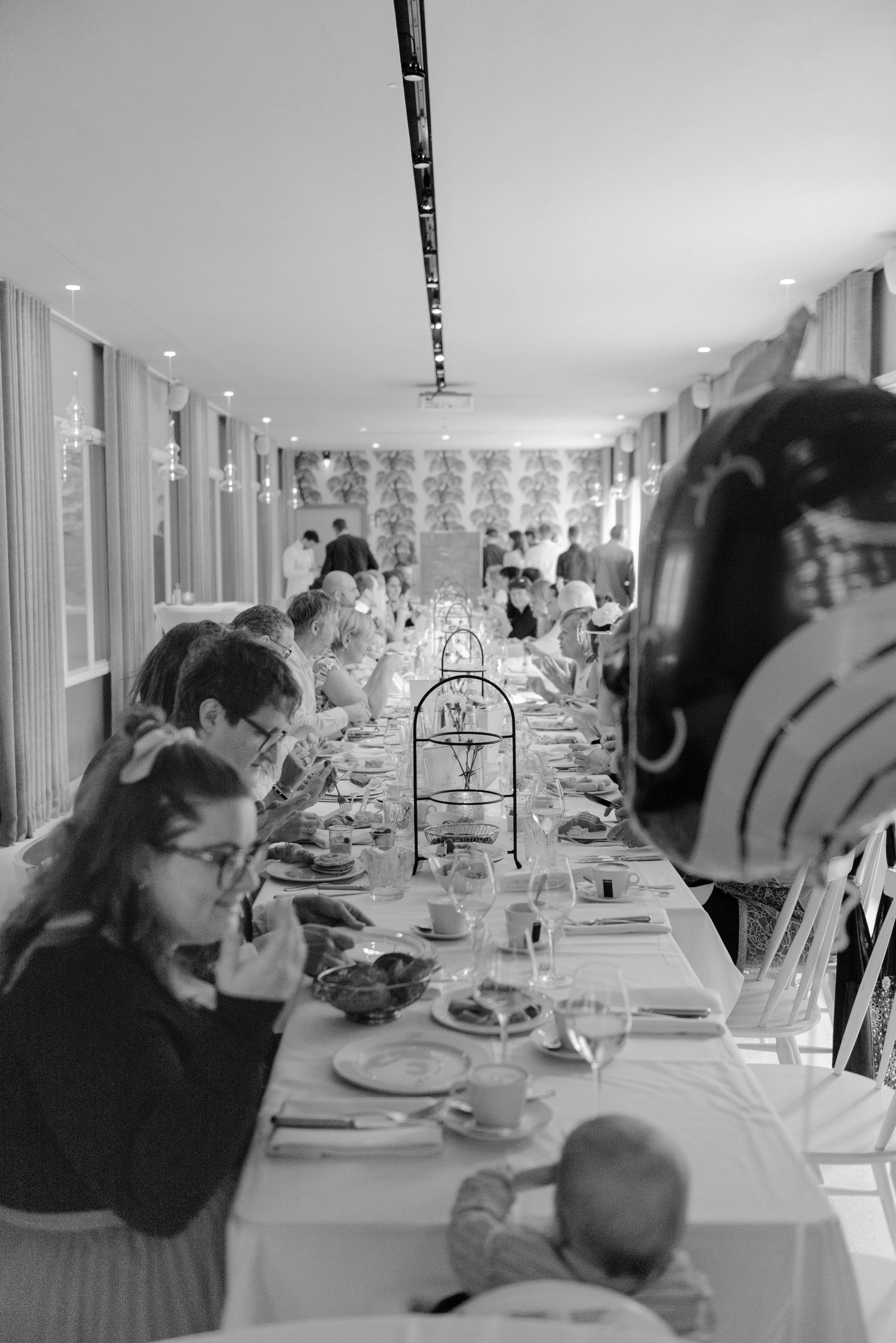 hochzeitsessen-gaeste-lange-tafel.jpg