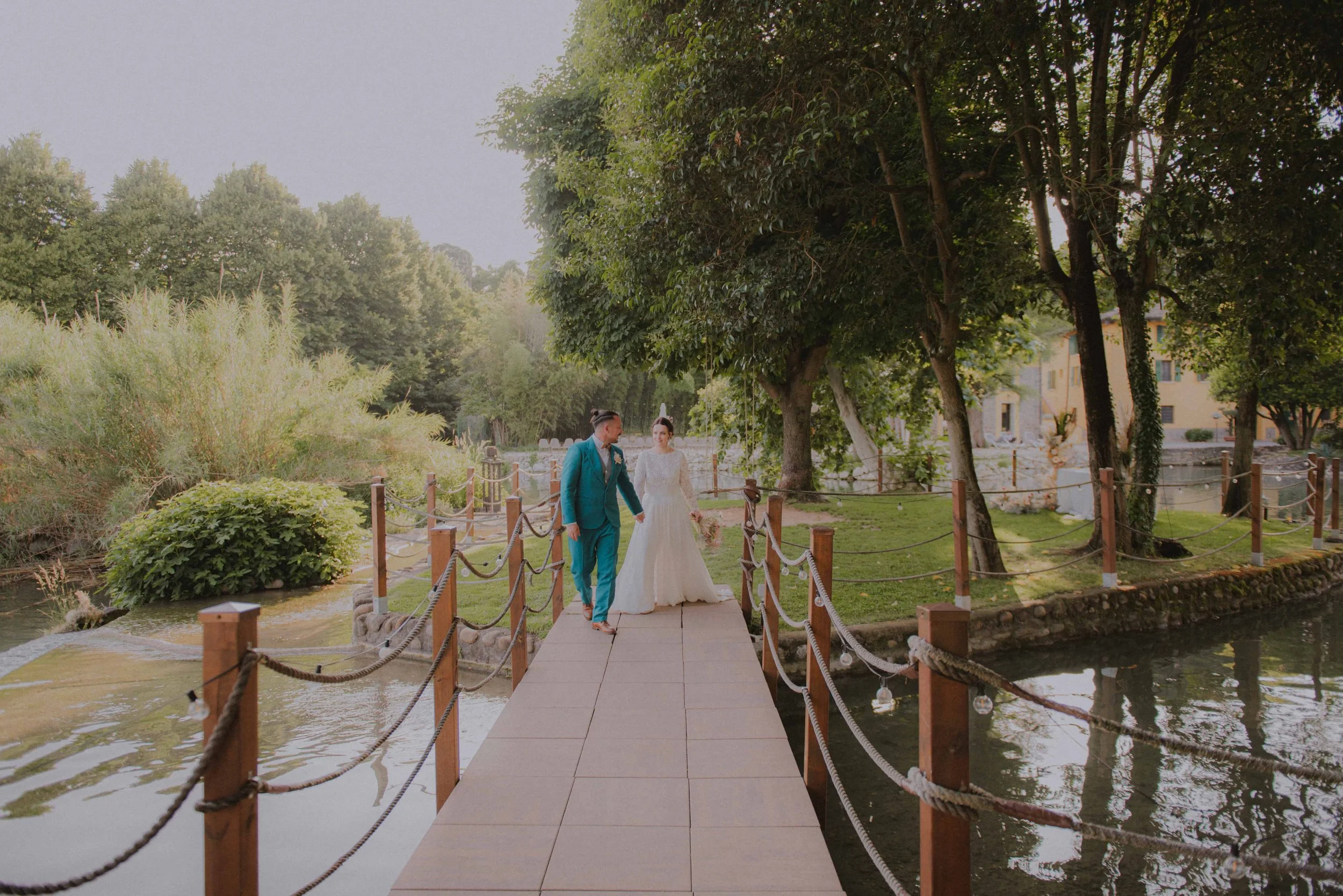 brautpaar-spaziergang-hochzeit.jpg