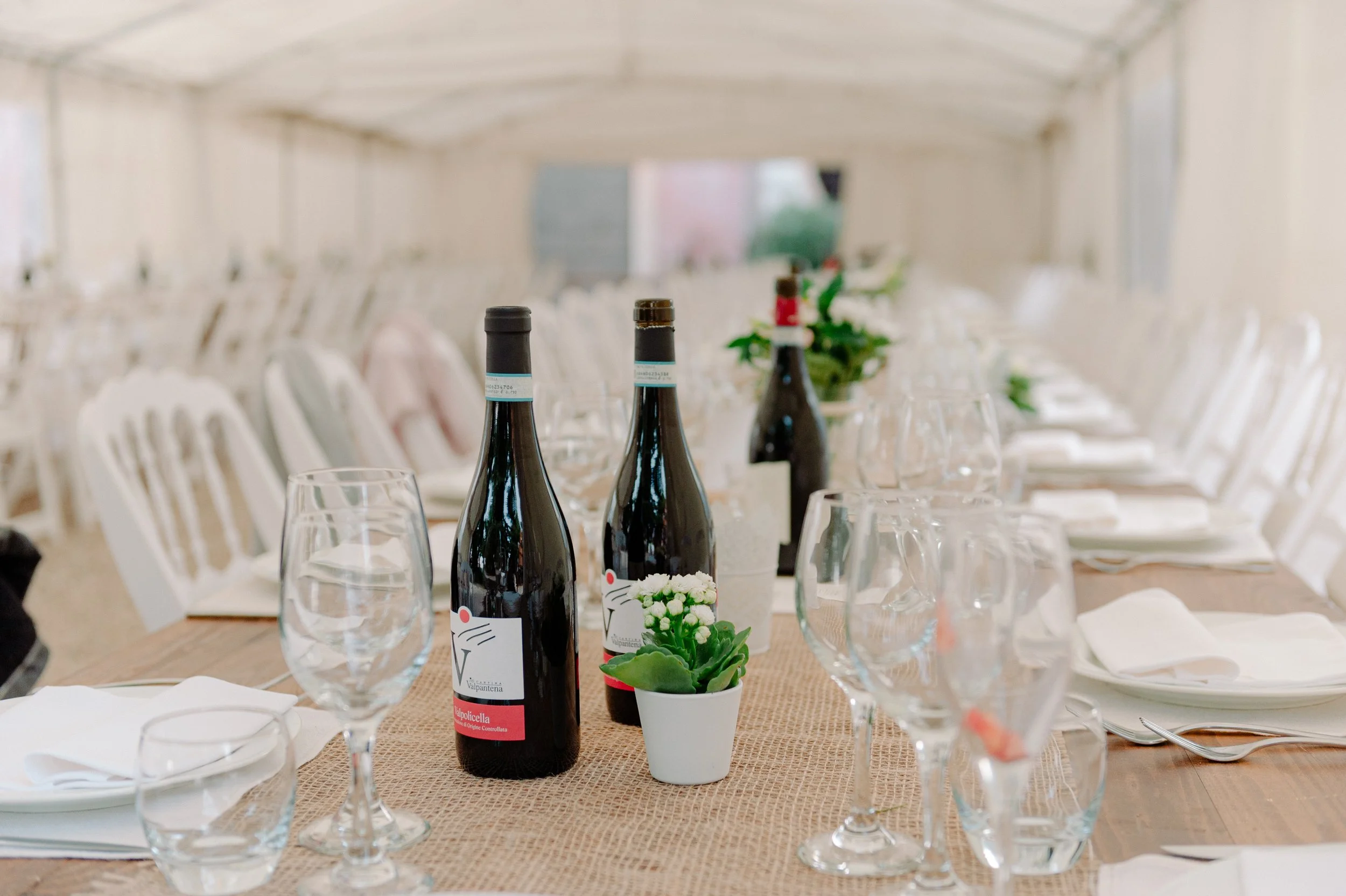 hochzeit-verona-tischdekoration-weinflaschen.jpg