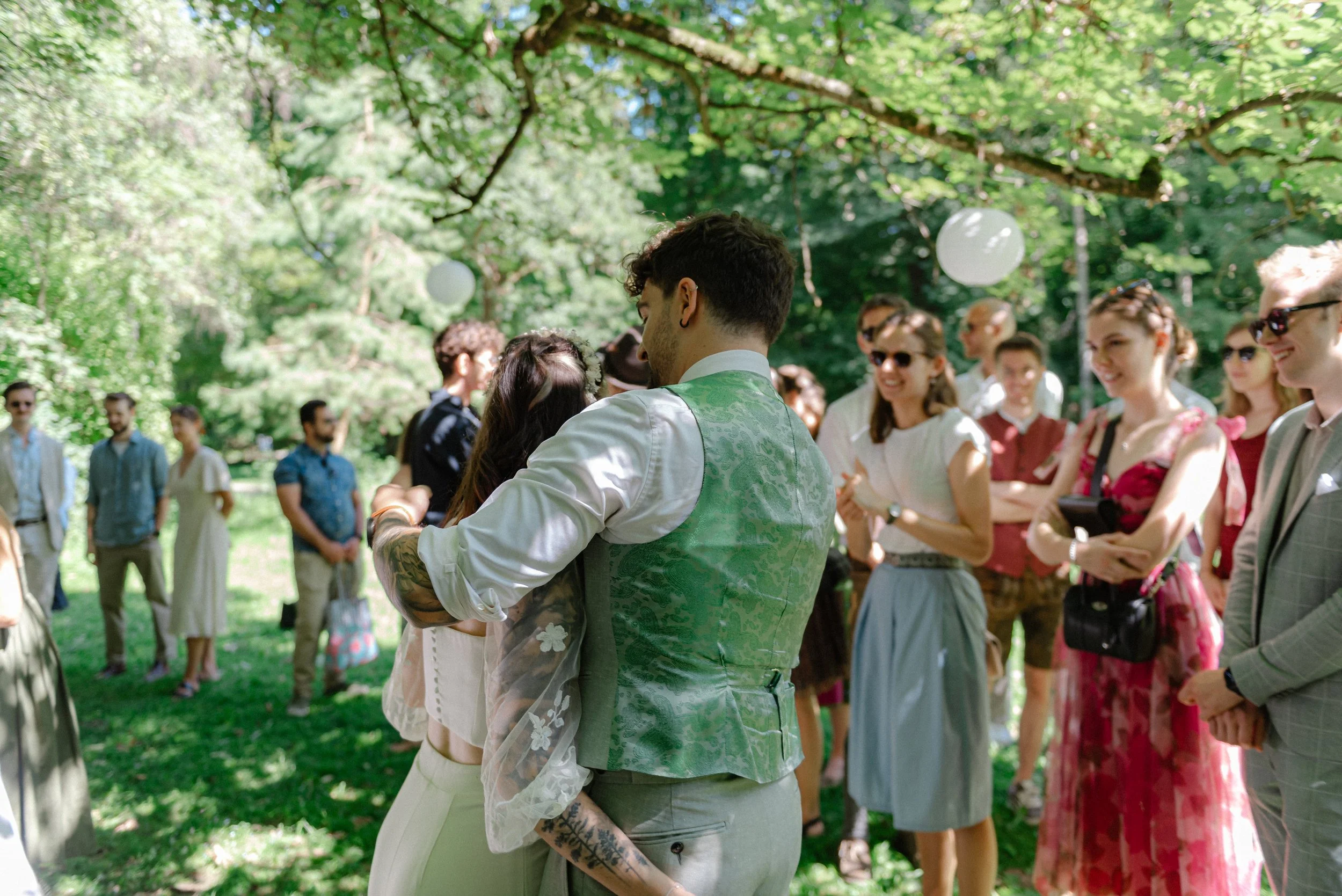 brautpaar-umarmung-hochzeit-englischer-garten-muenchen.jpg