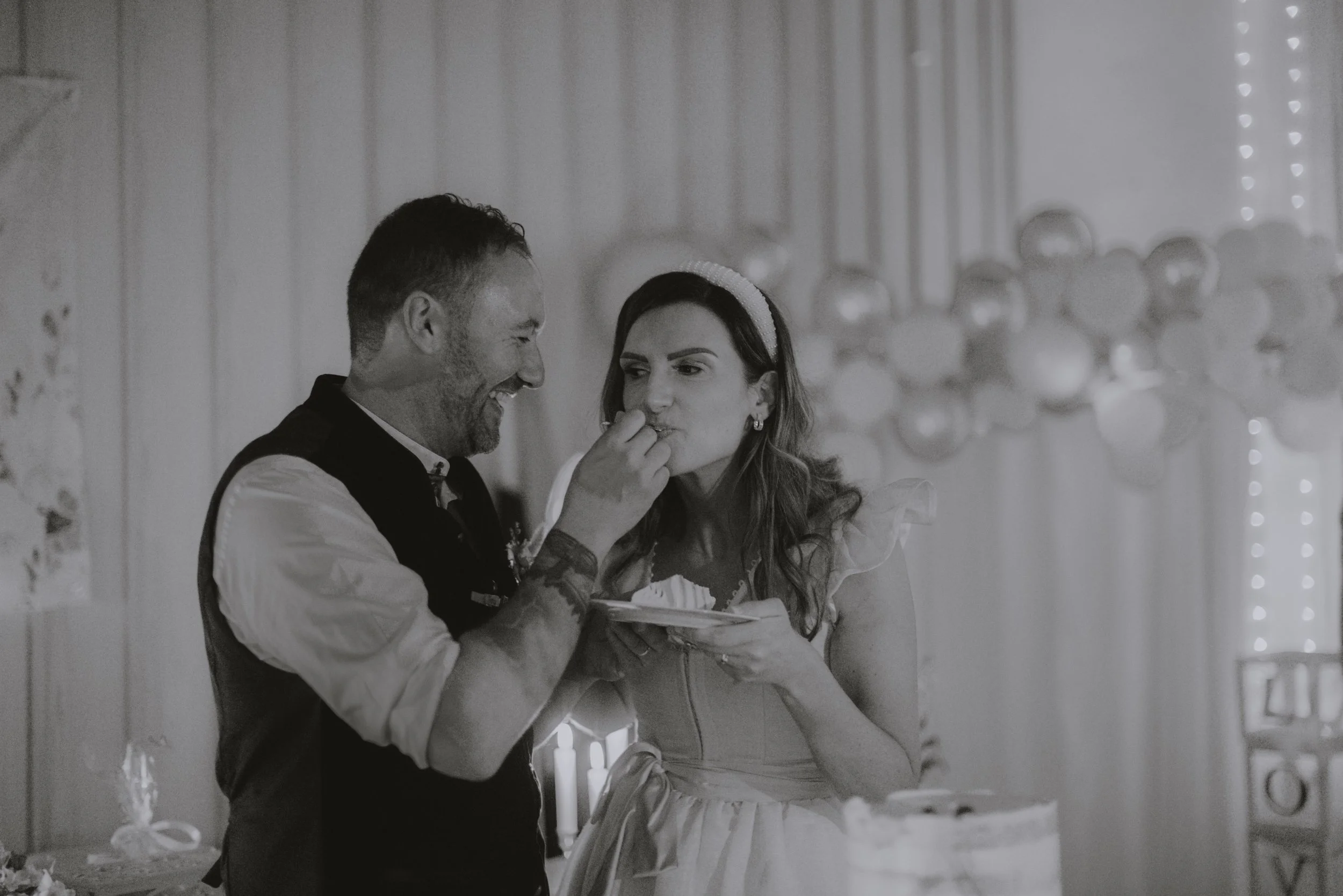 brautpaar-isst-hochzeitstorte-gluecklich.jpg