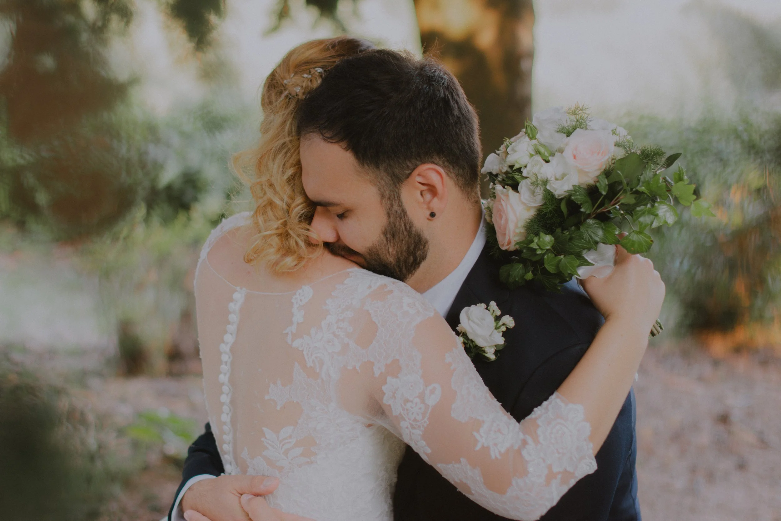 hochzeit-verona-brautpaar-umarmung-portrait.jpg
