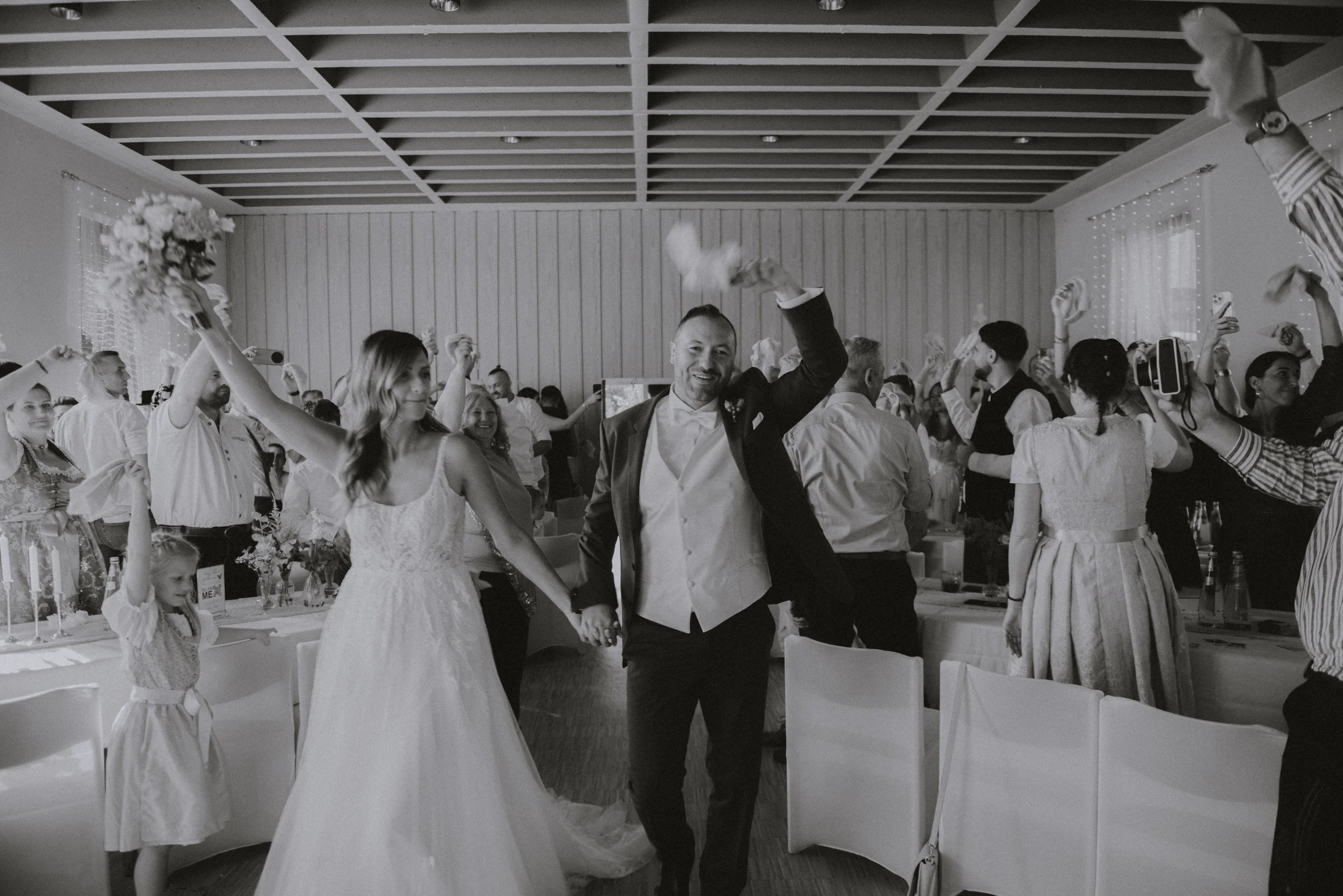 hochzeit-kuss-brautpaar-feier.jpg