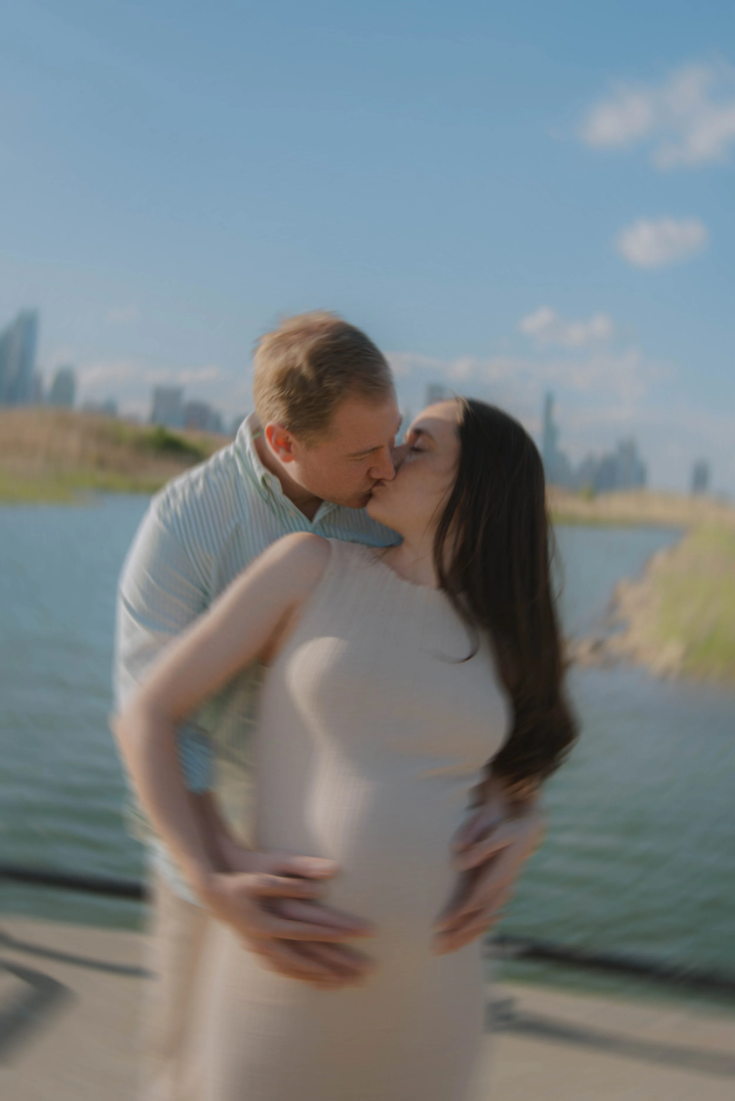 babybauch-paar-kuss-bewegung-natuerlich.jpg