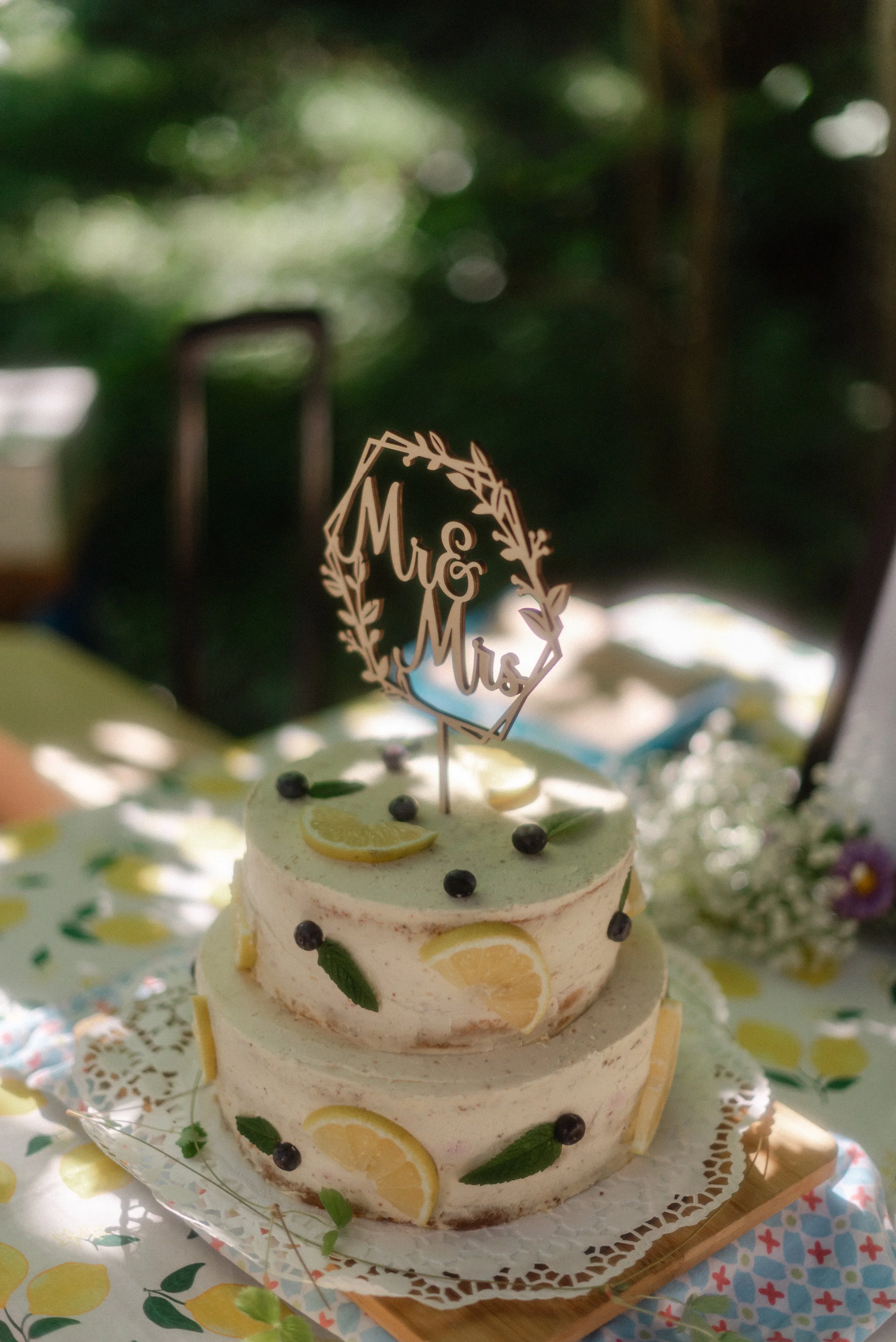 hochzeitstorte-mr-und-mrs-topper.jpg