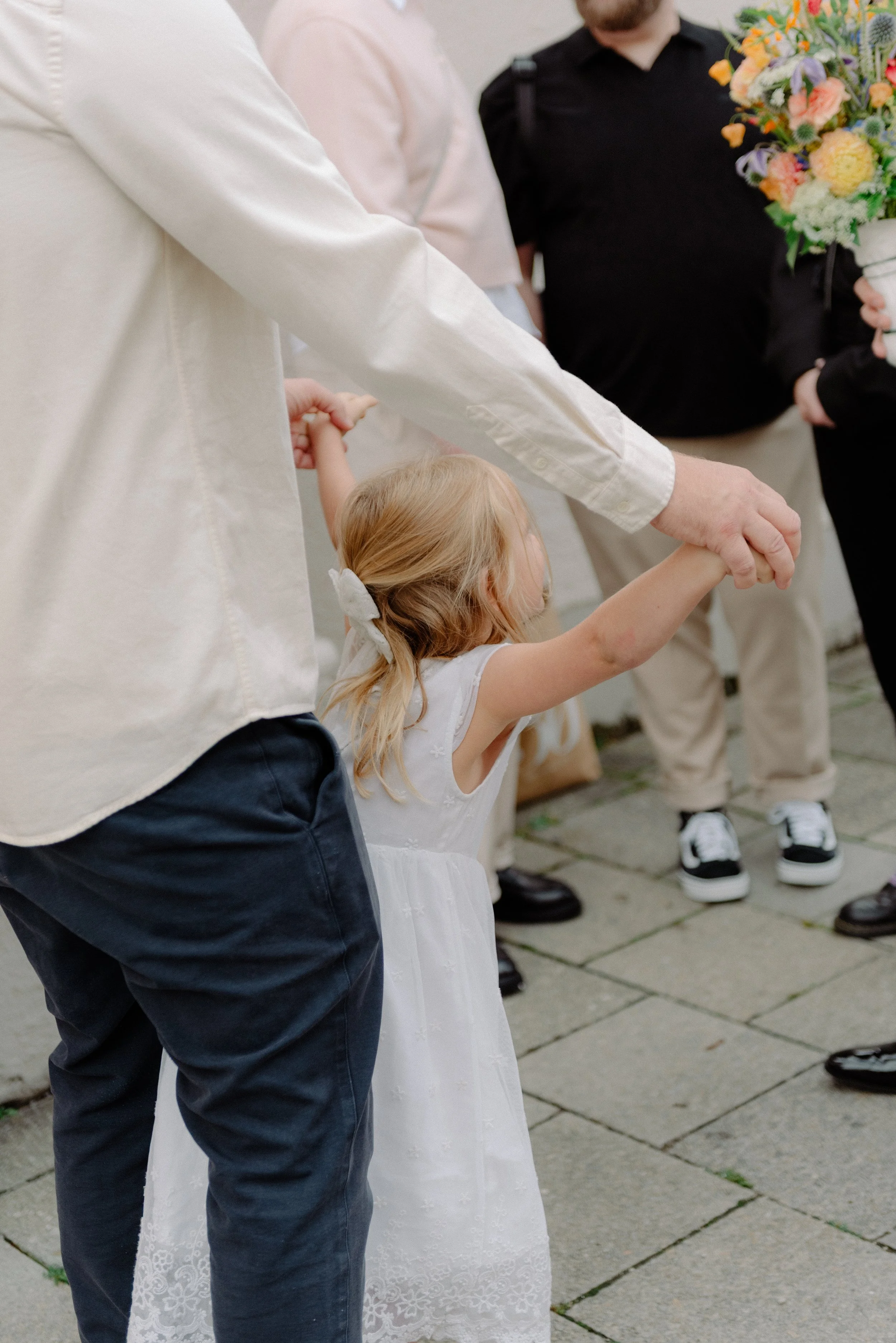 Familienmomente bei einer standesamtlichen Hochzeit vor dem Standesamt Schwabing in München. Civil wedding family moments outside Standesamt Schwabing in Munich.