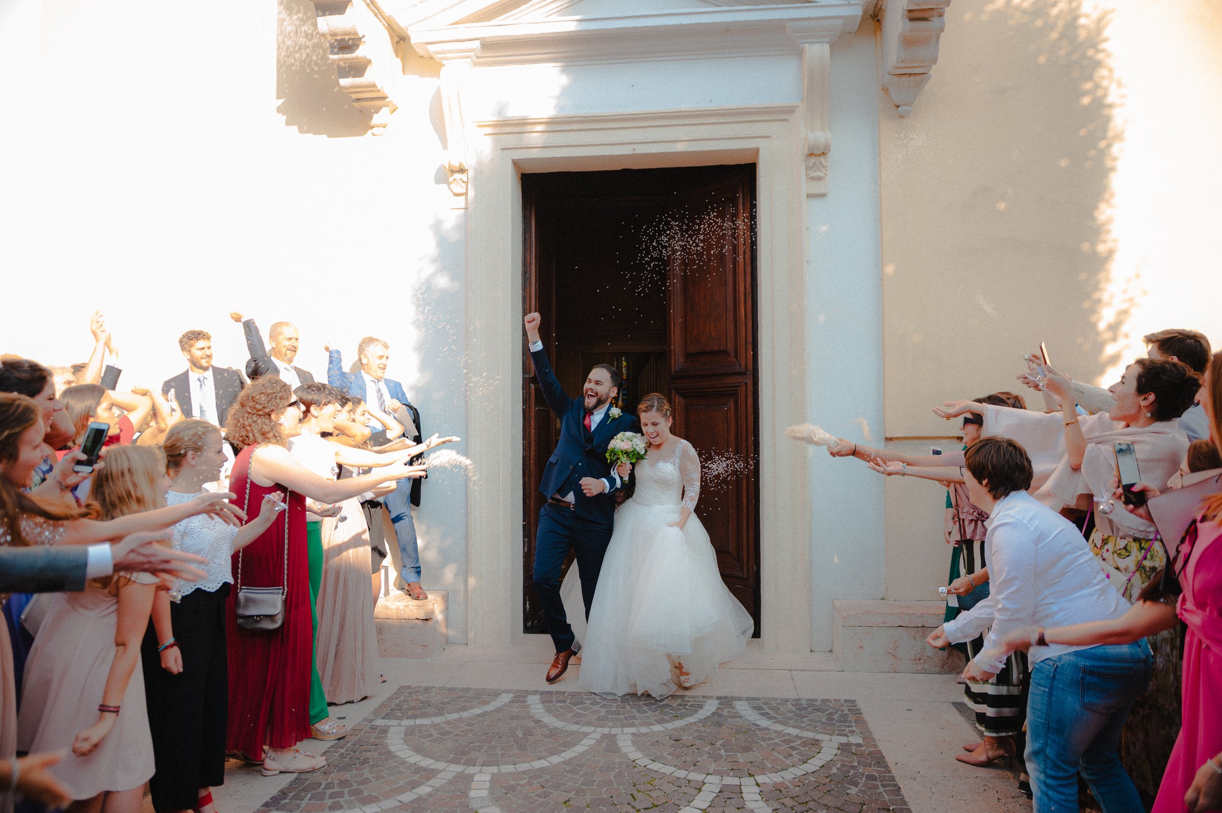 hochzeit-verona-kirche-konfetti-auszug.jpg