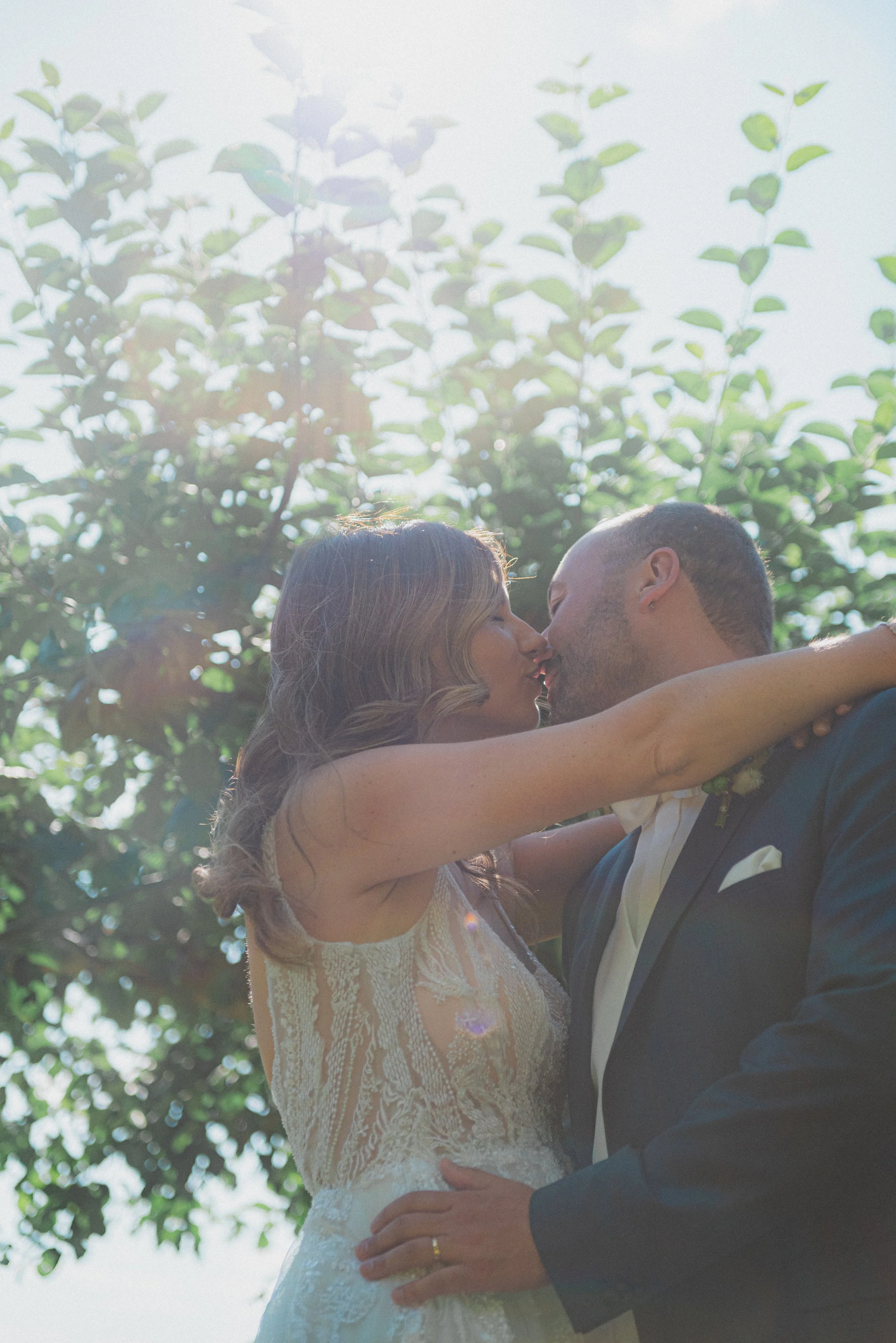brautpaar-kuss-hochzeit-gegenlicht.jpg