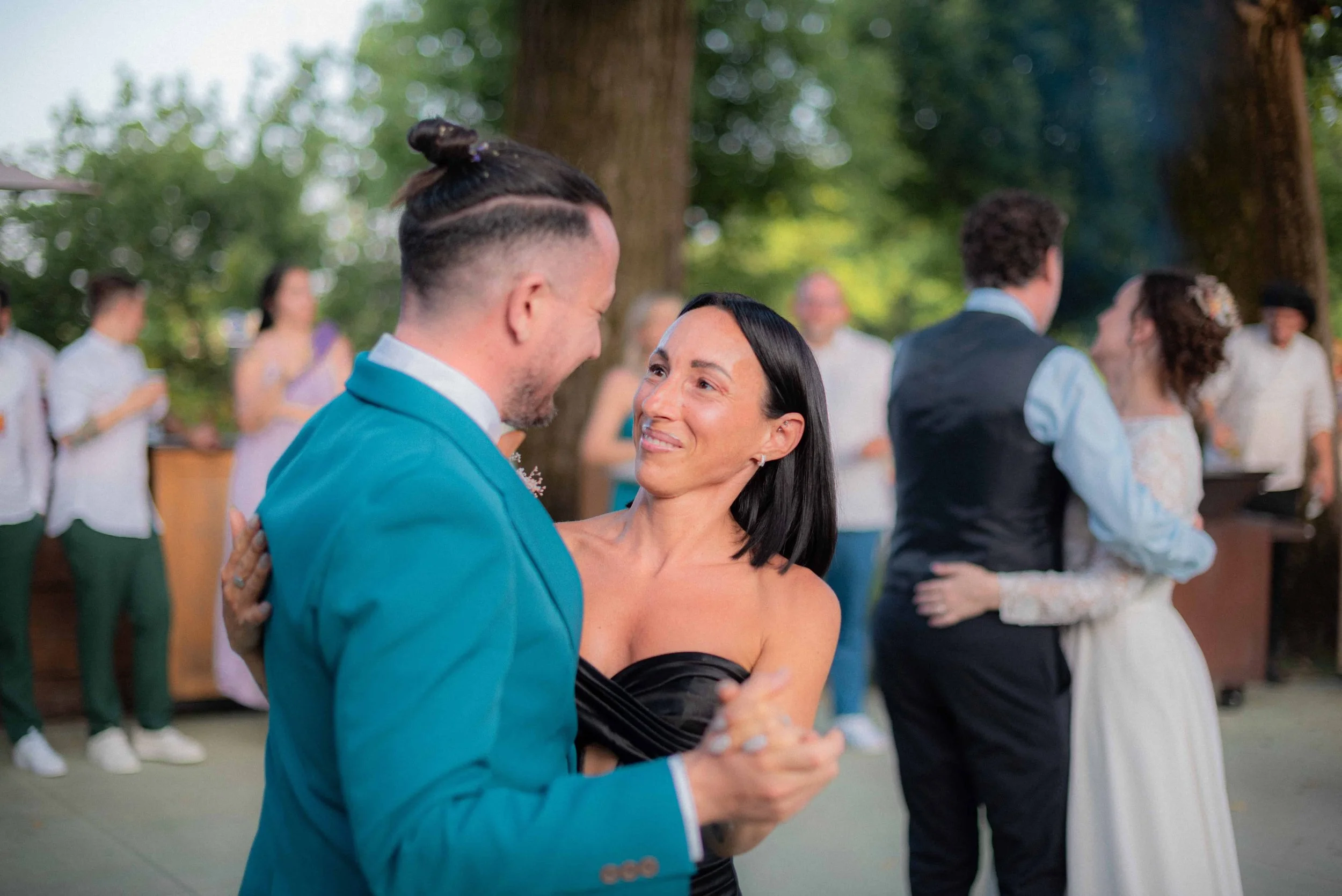 gaeste-tanzen-hochzeit.jpg