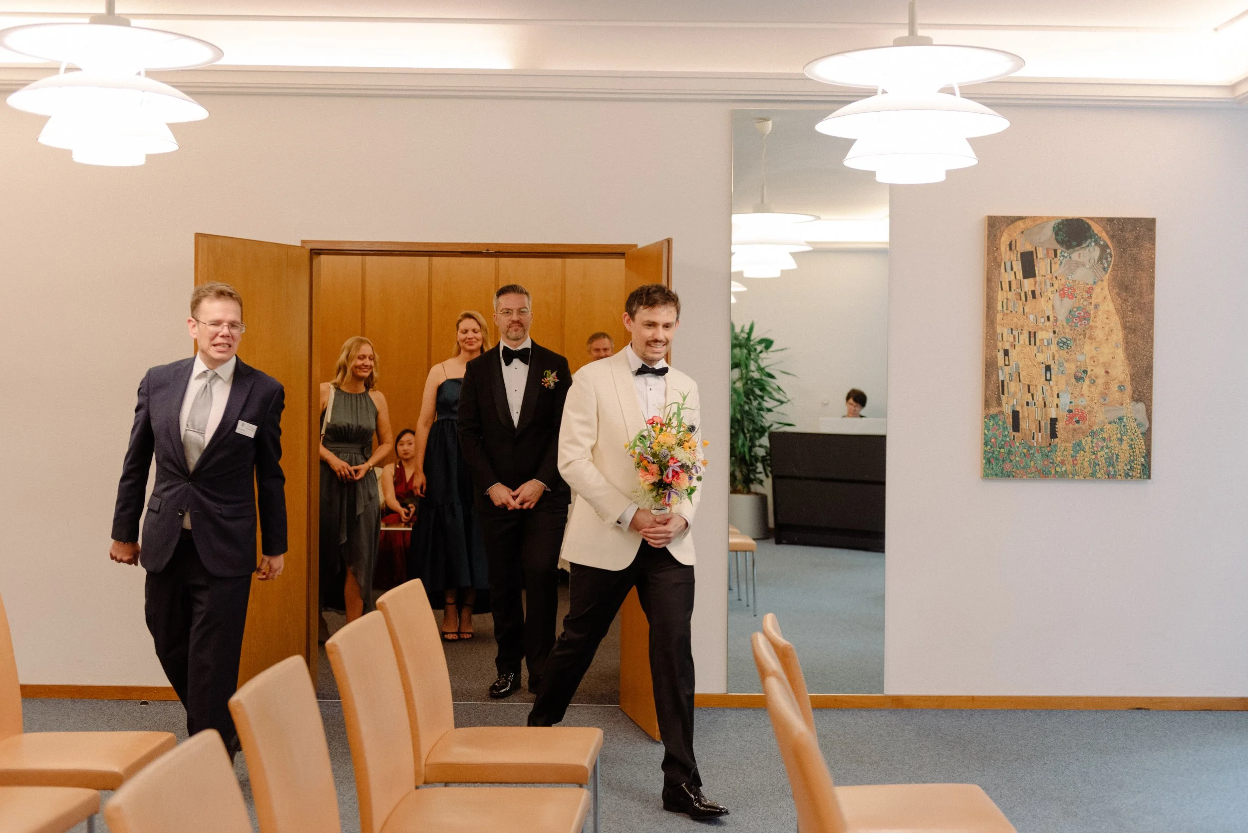 brautpaar-zieht-ein-trauzimmer-standesamt-schwabing.jpg