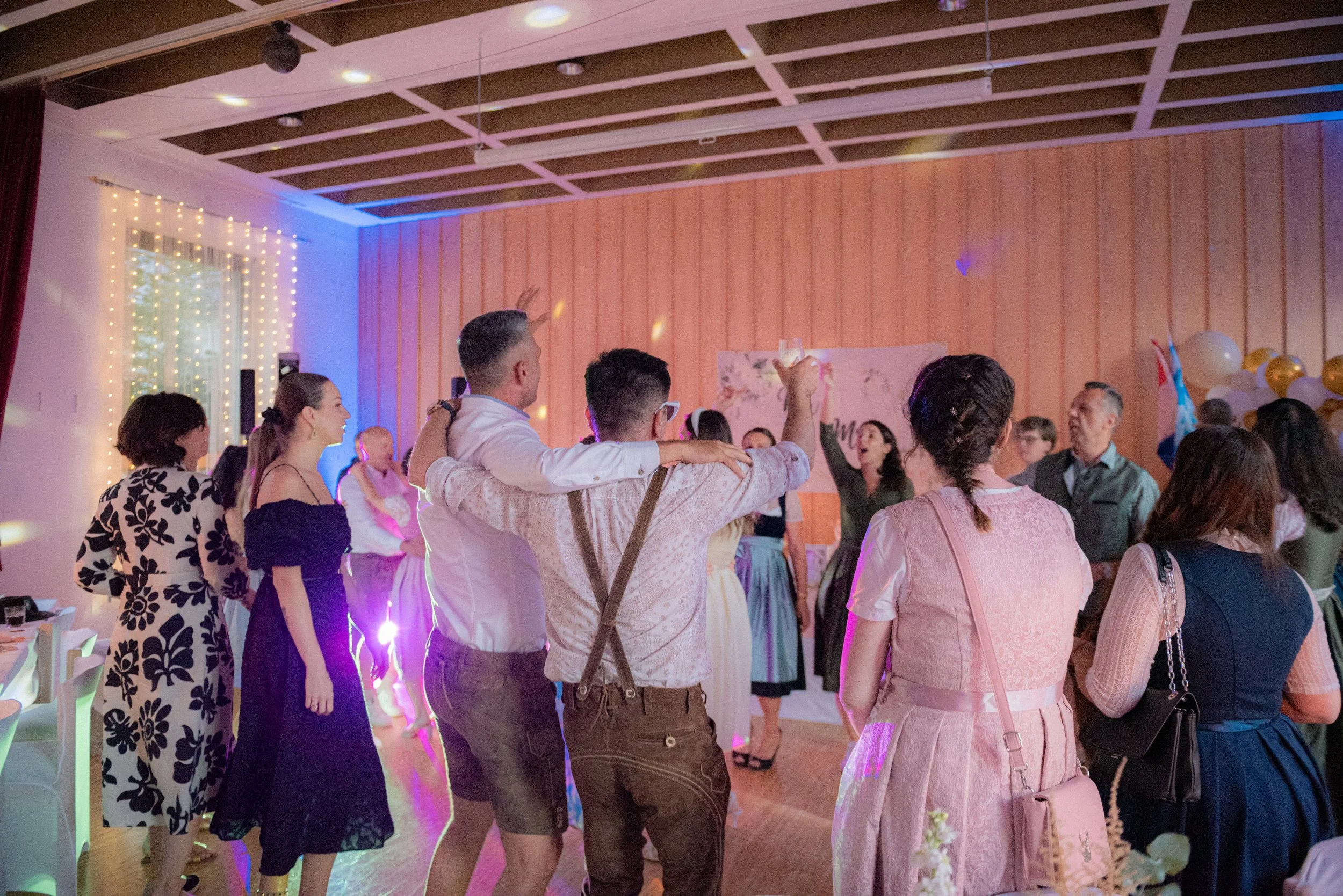 gaeste-hochzeit-tanzen-feier.jpg