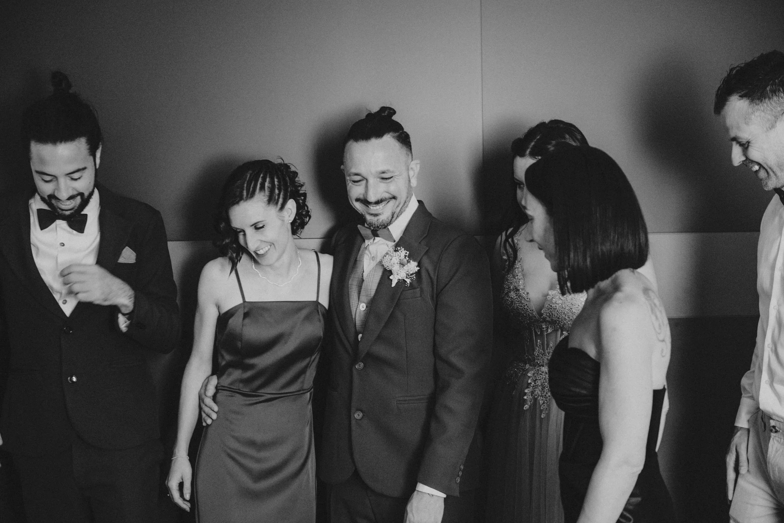 hochzeitsgaeste-lachen-gruppenfoto-hochzeit.jpg