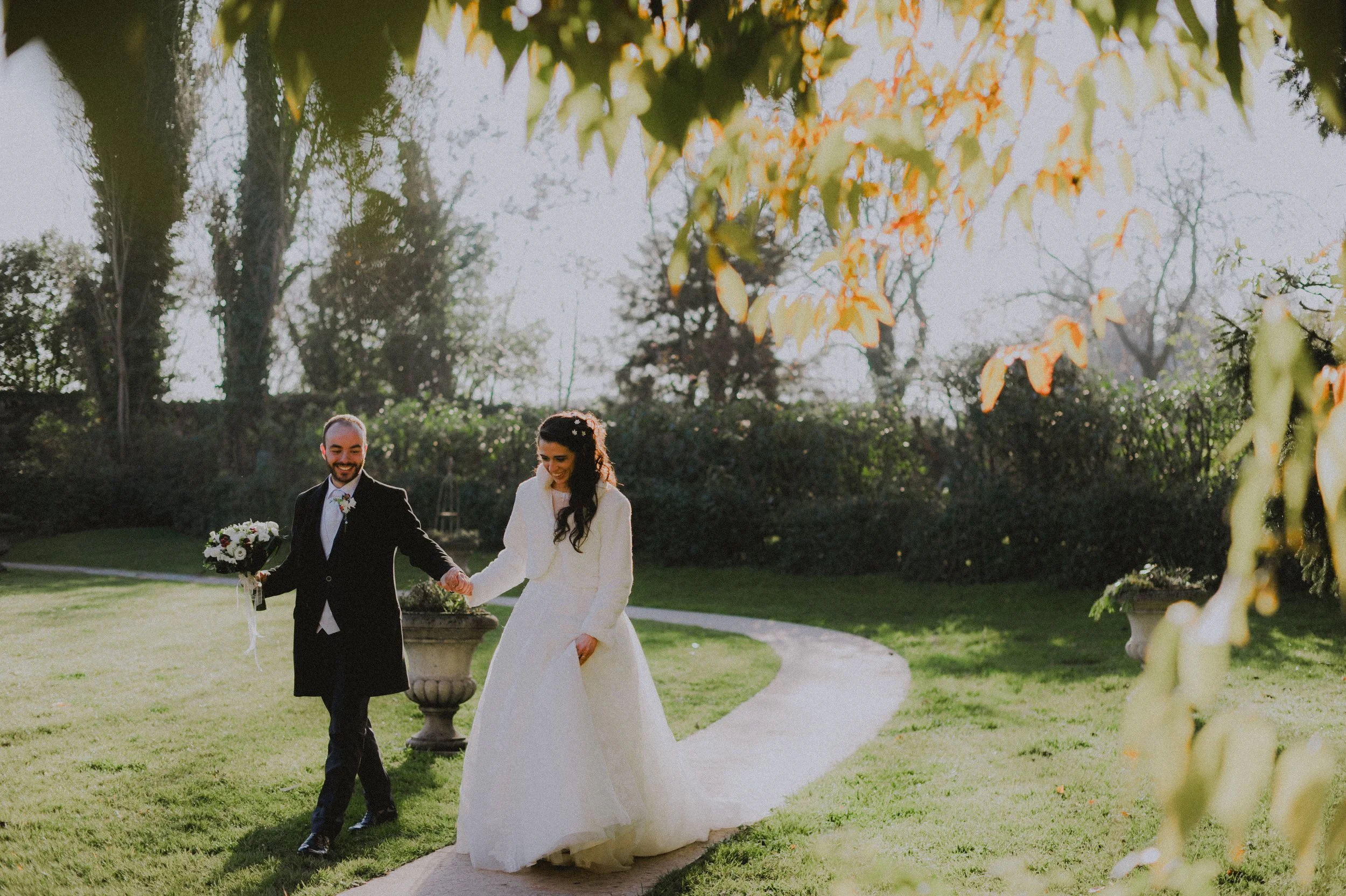 brautpaar-spaziergang-garten-paarshooting-winterhochzeit.jpg