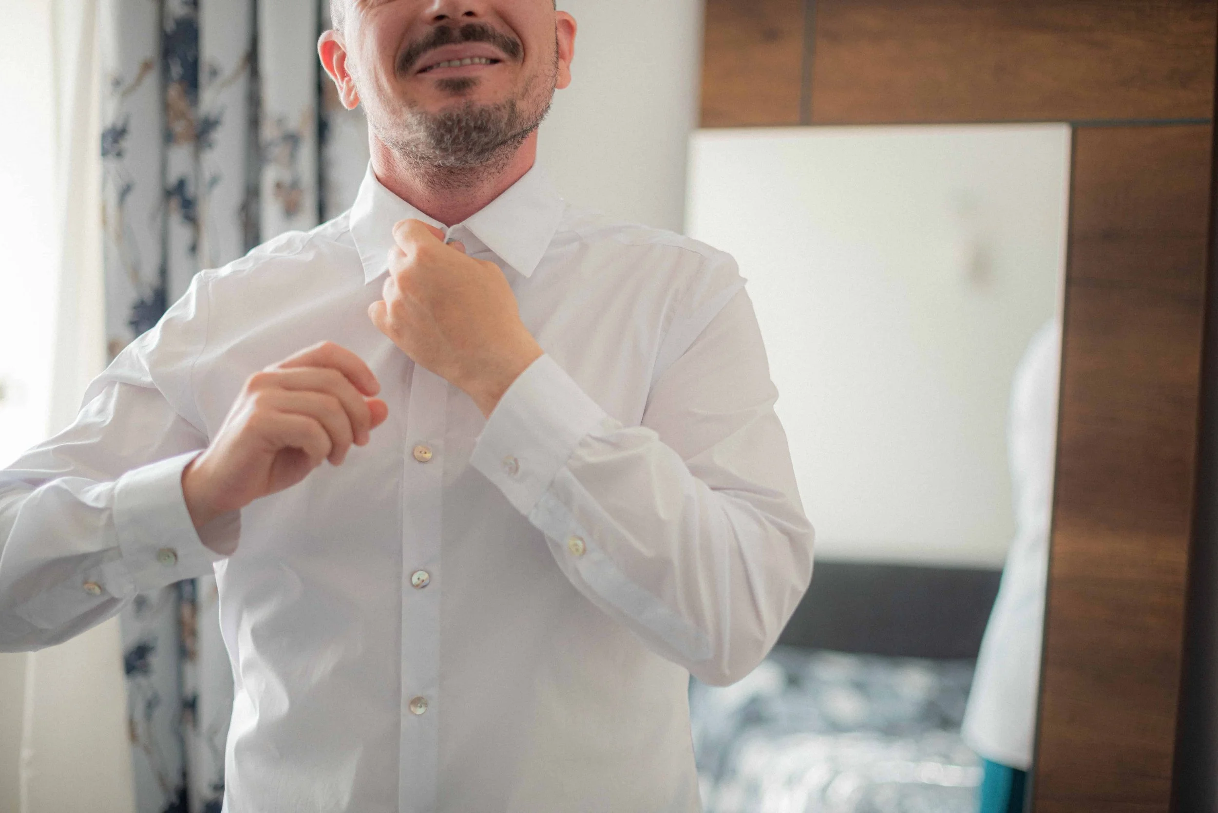braeutigam-hemd-knopf-schliessen-getting-ready.jpg